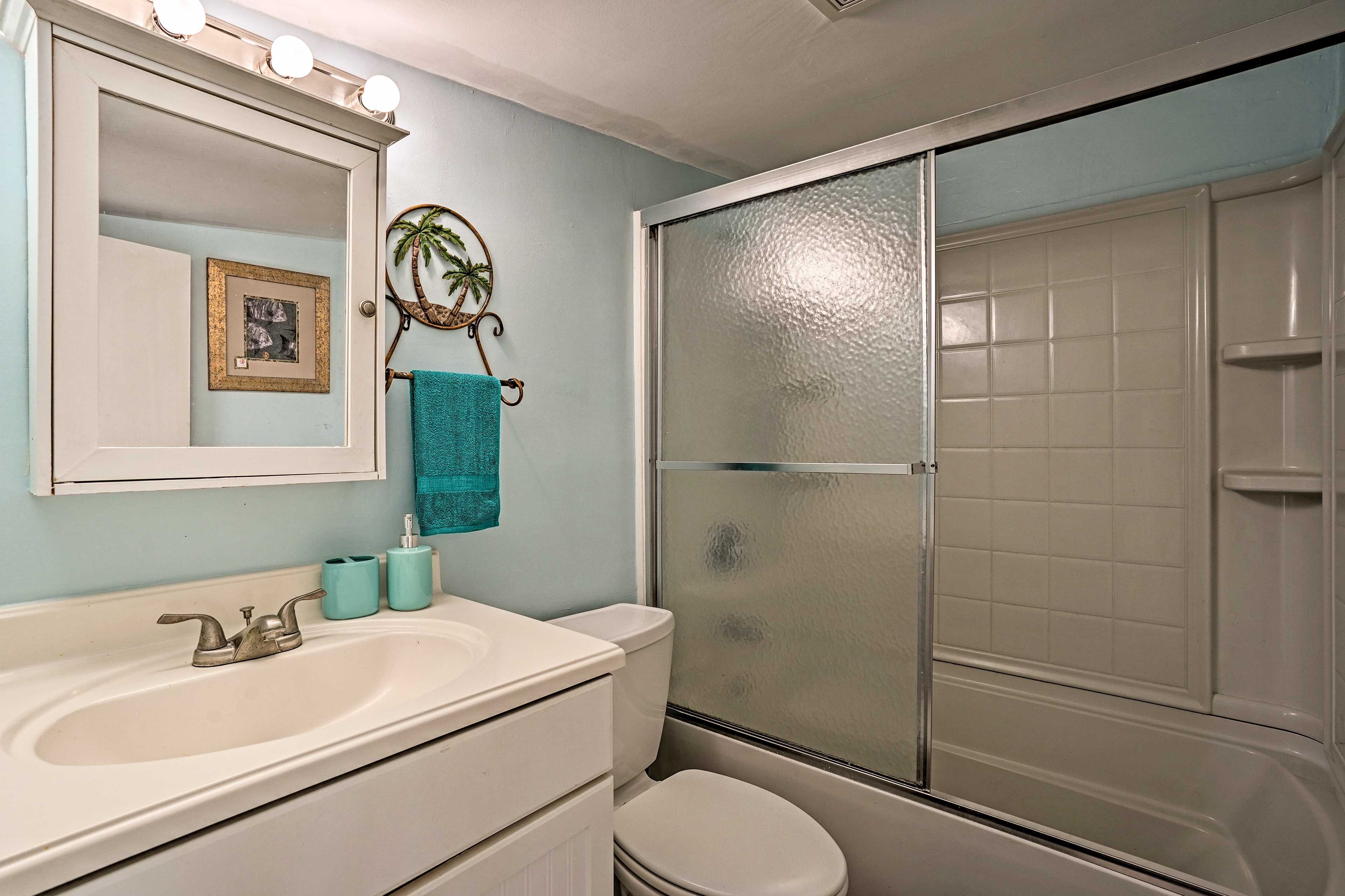 Full Bathroom | Towels Provided