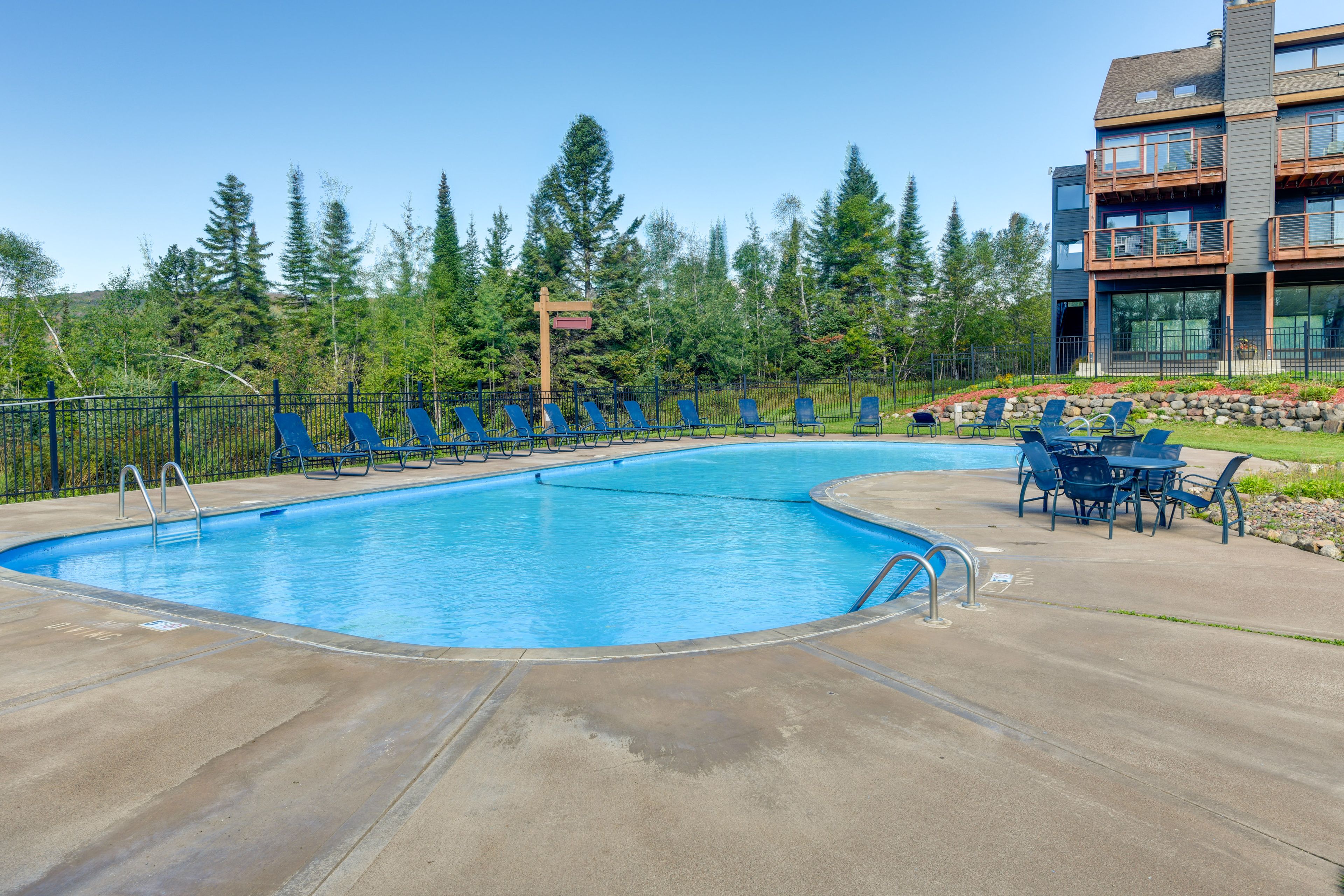 Community Amenities | Outdoor Pool