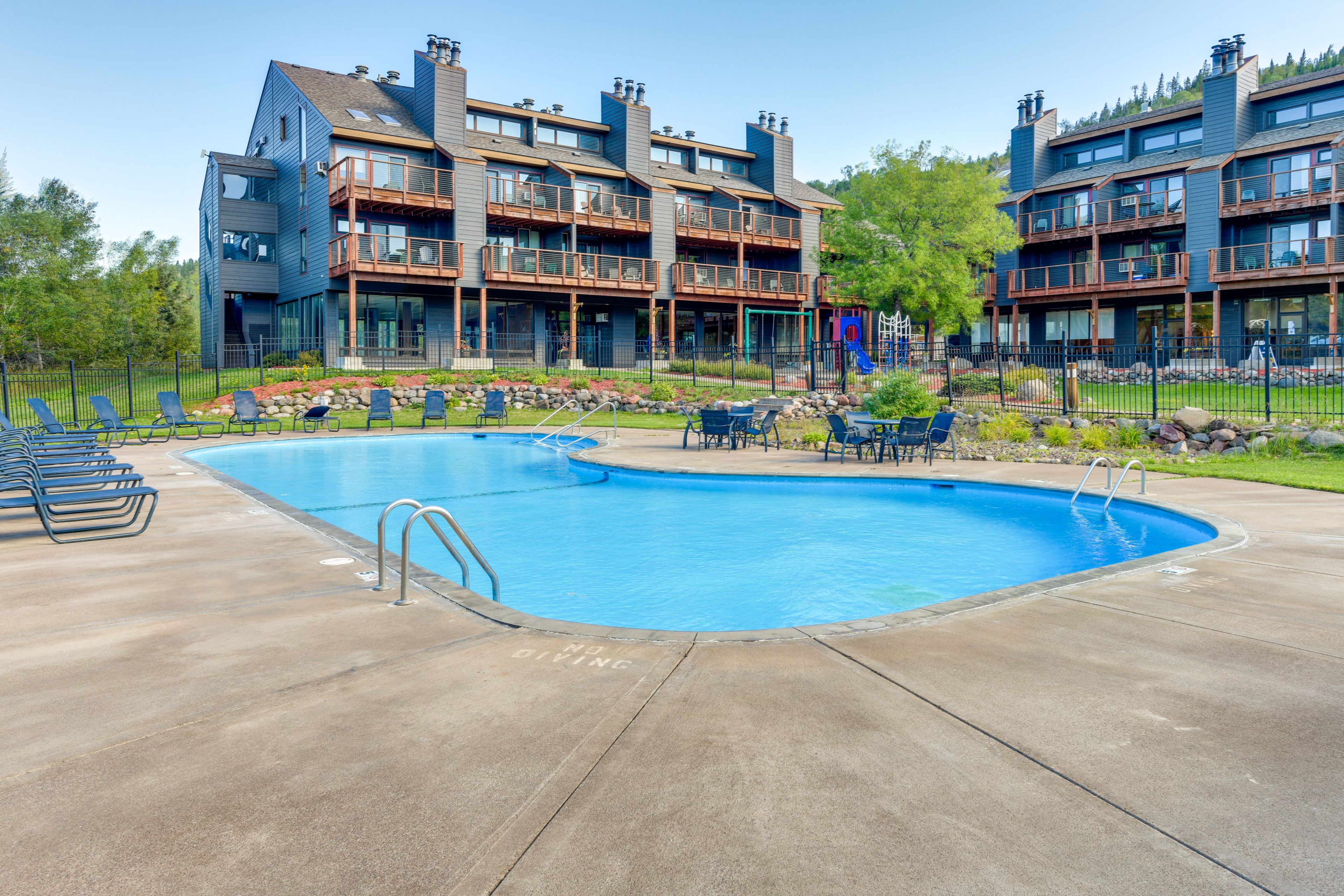 Community Amenities | Outdoor Pool | Playground