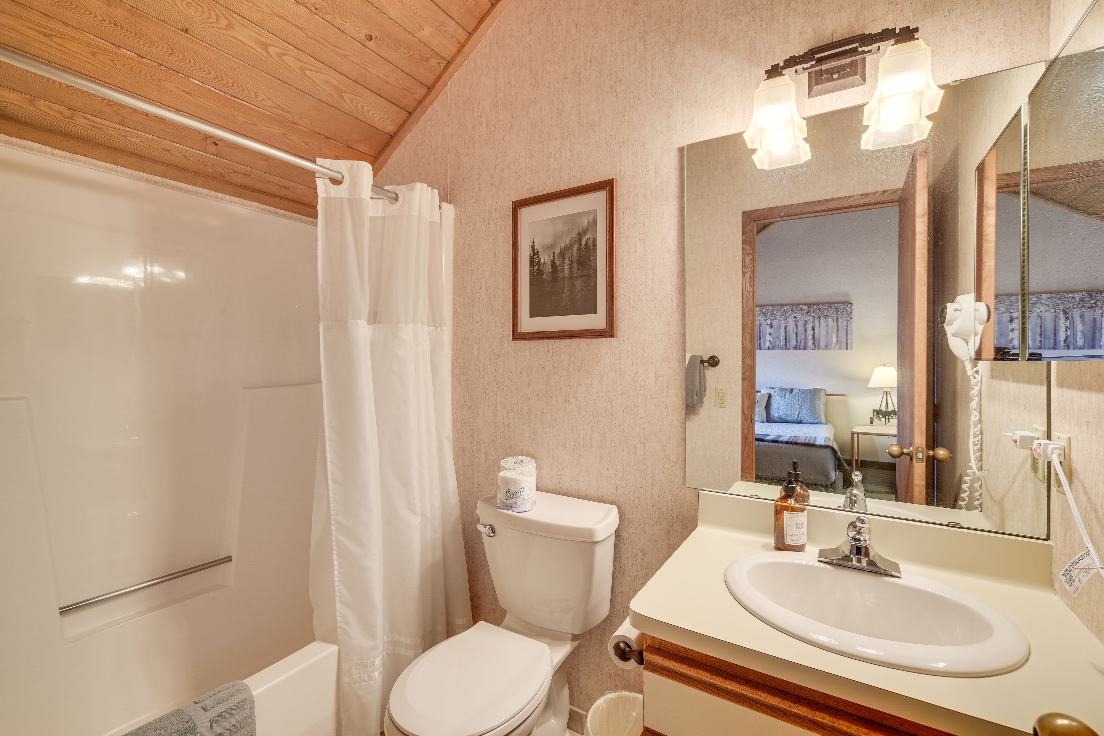 En-Suite Bathroom | 2nd Floor | Towels & Linens Provided