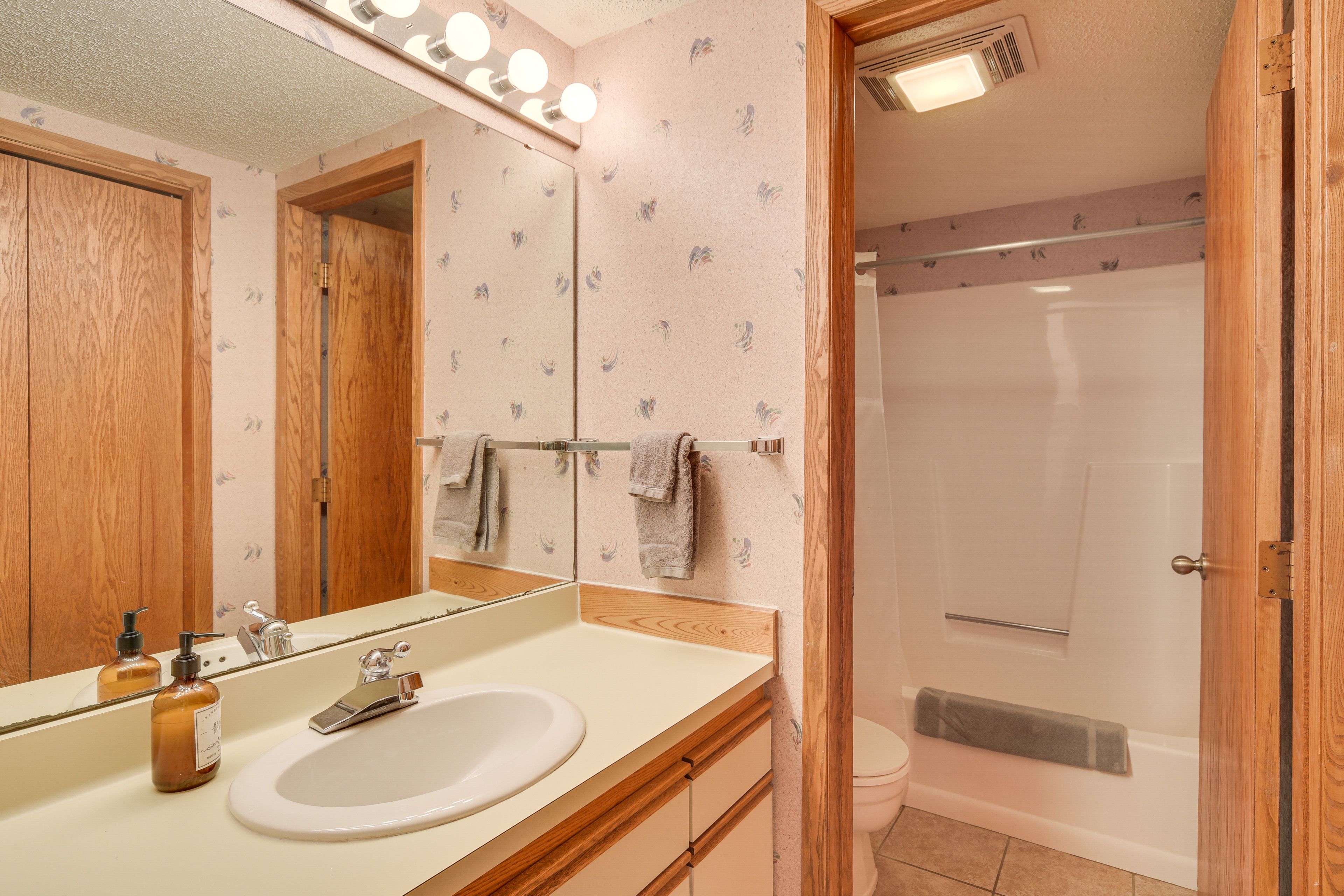 Full Bathroom | 1st Floor | Complimentary Toiletries