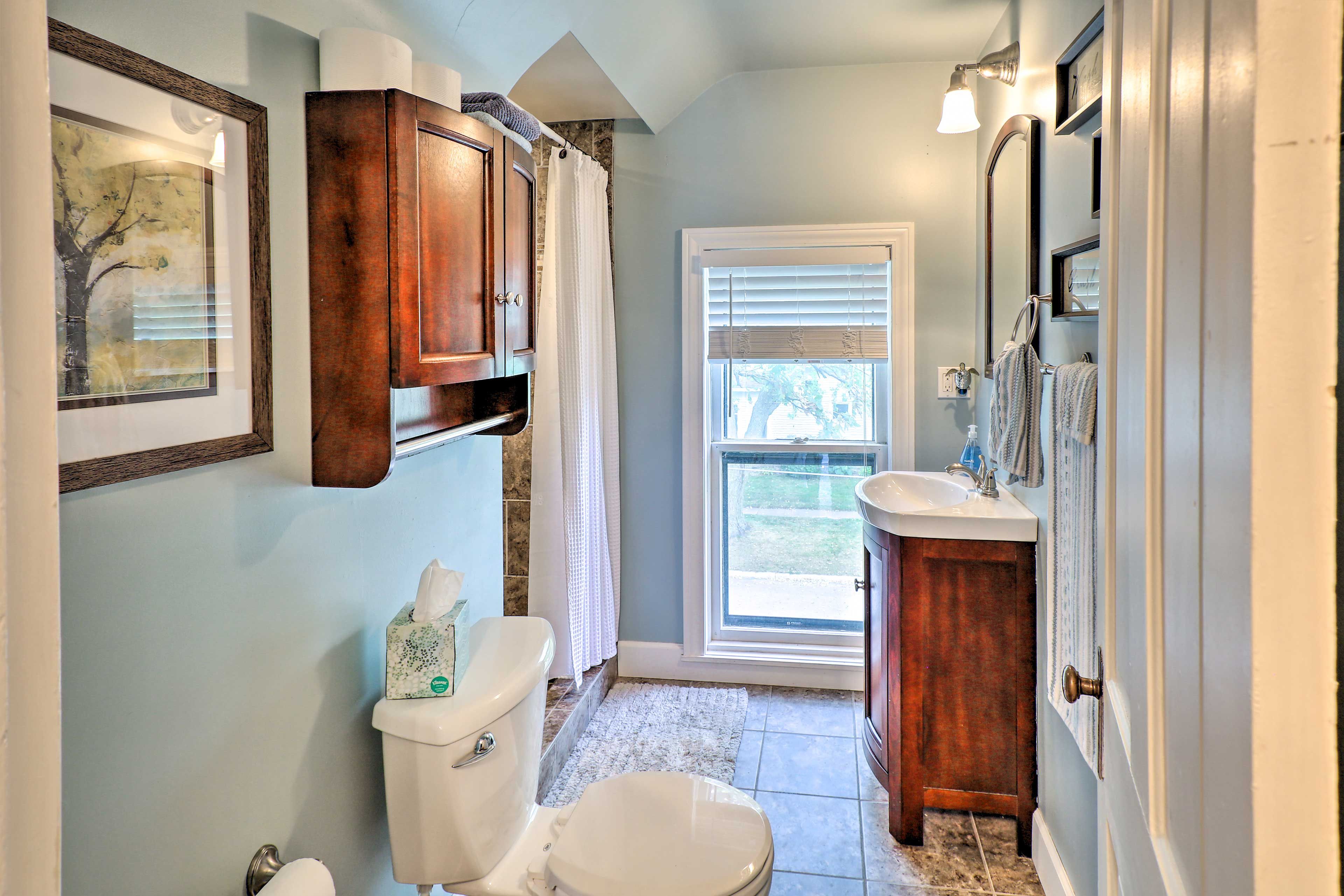 Full Bathroom | 2nd Floor | Stairs Required