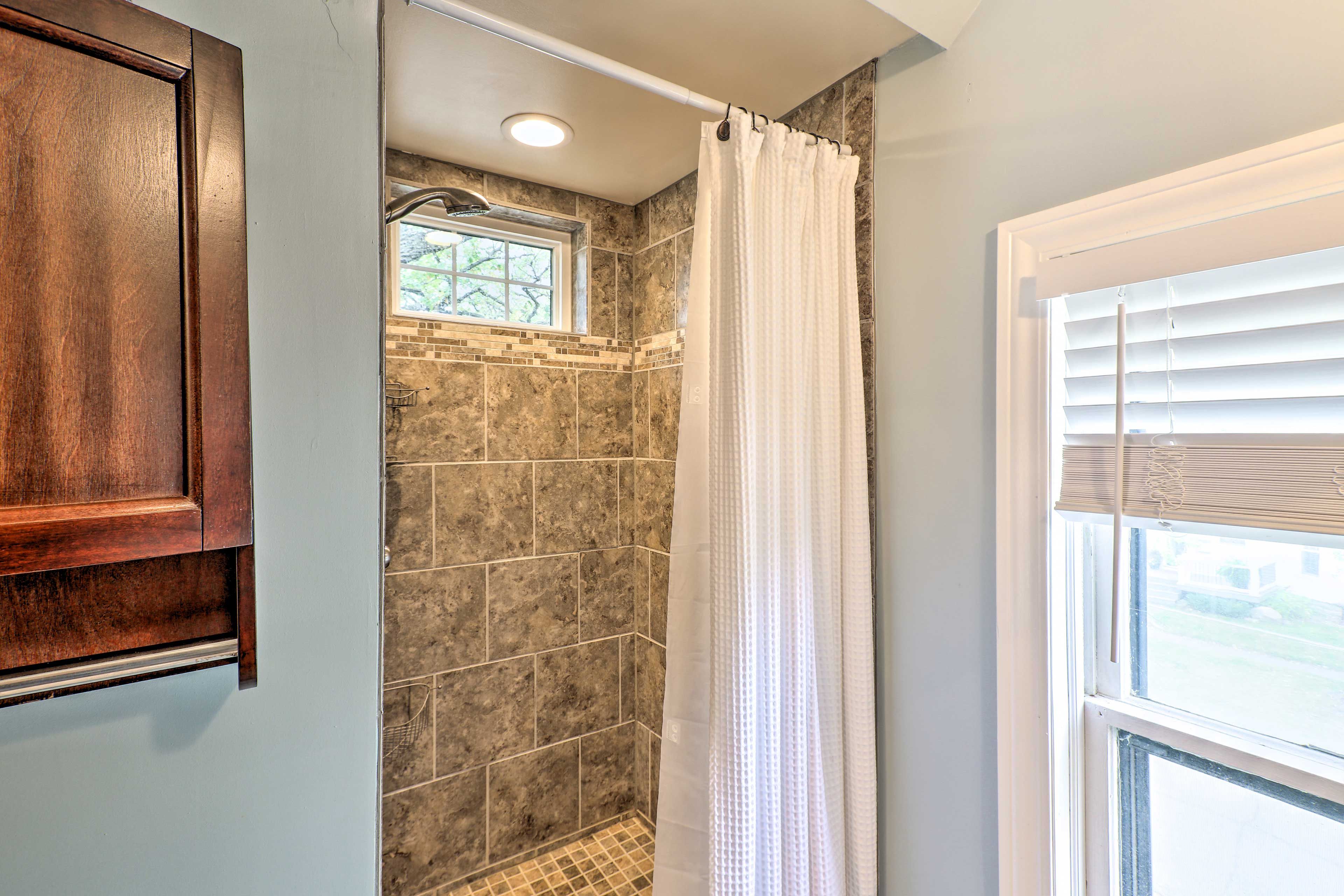 Full Bathroom | Linens & Towels | Complimentary Toiletries | Hair Dryer