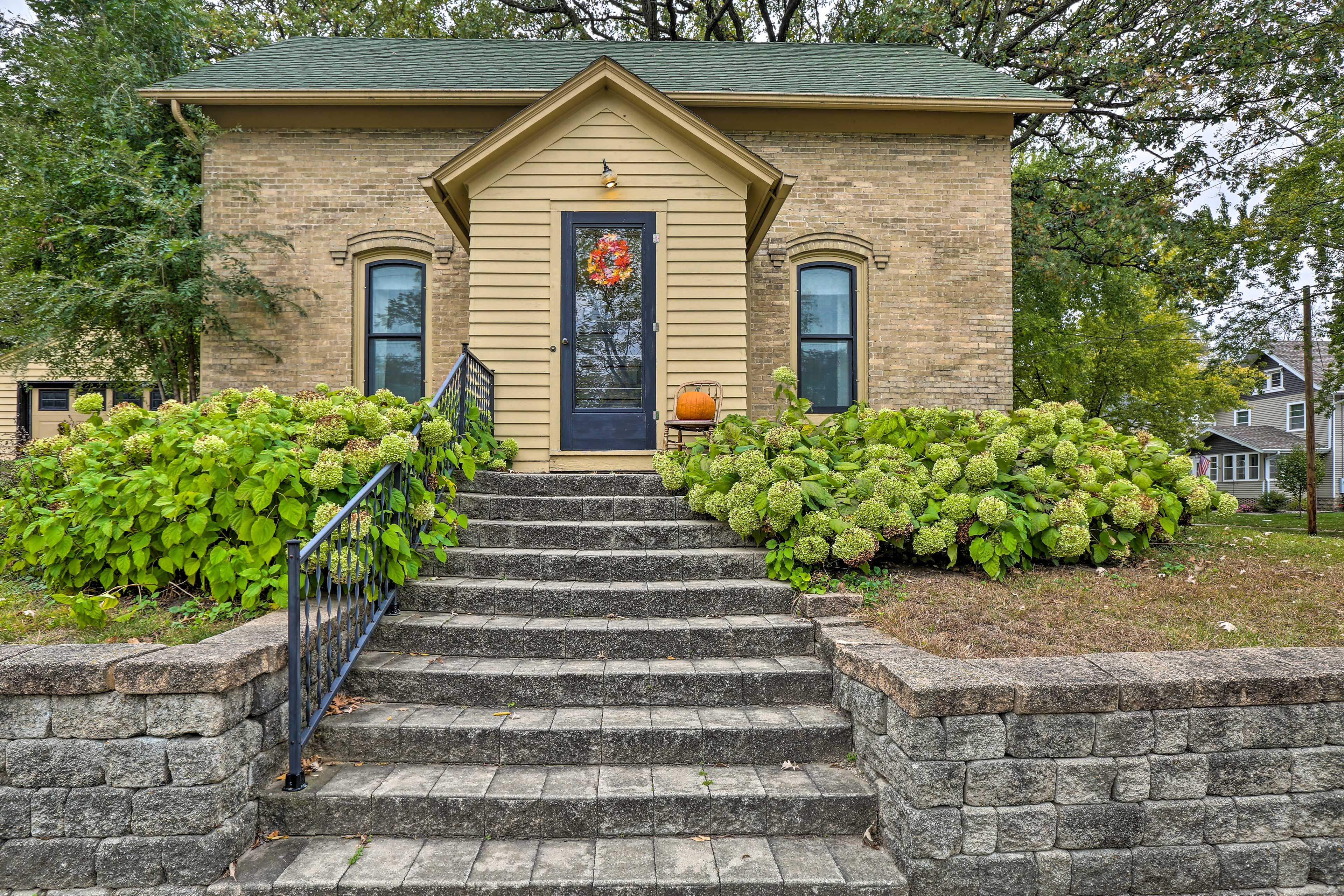 Clear Lake Vacation Rental | 3BR | 1BA | Stairs Required for Entry | 1,343 Sq Ft