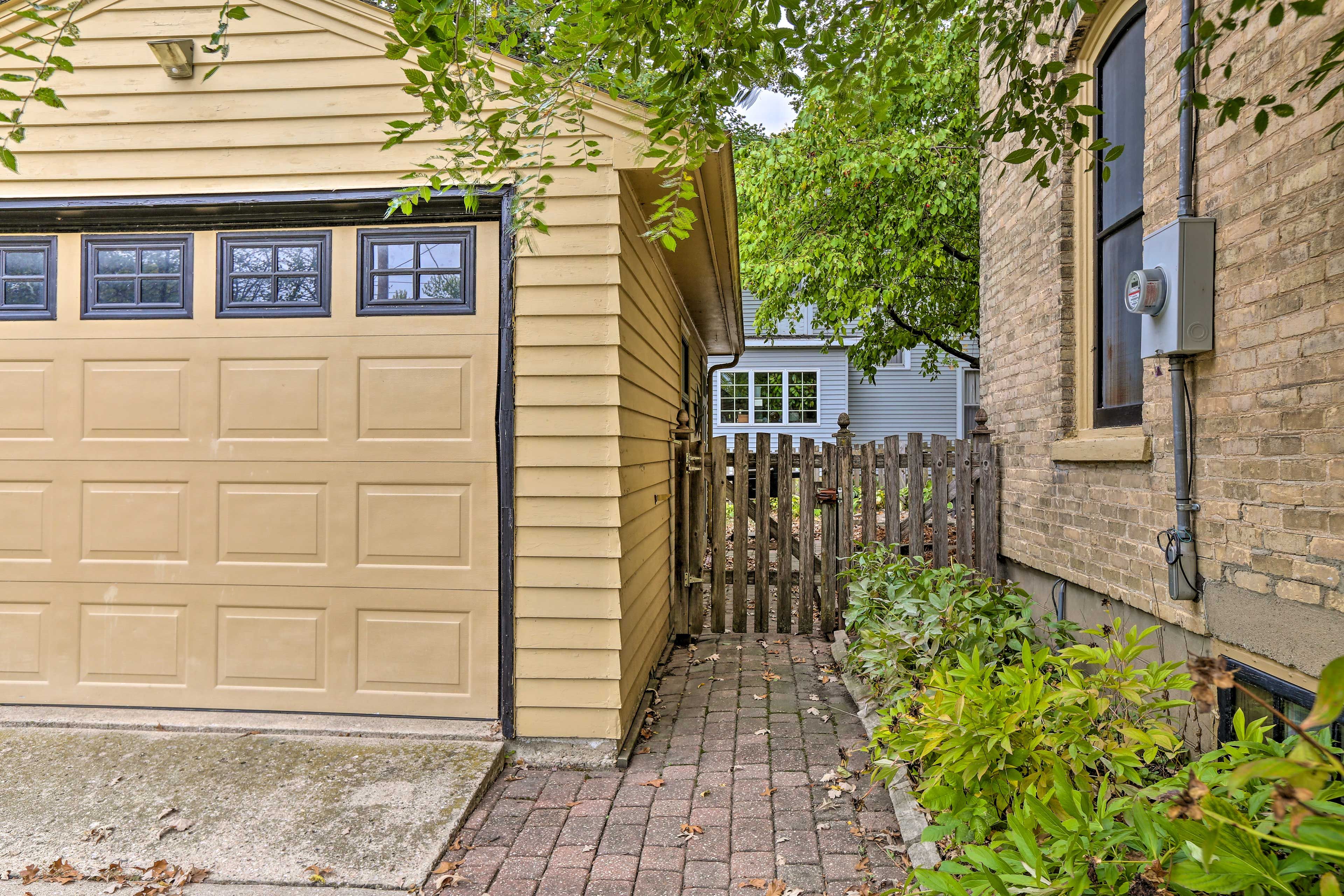 Parking | Driveway (1 Vehicle) | Garage (1 Vehicle)