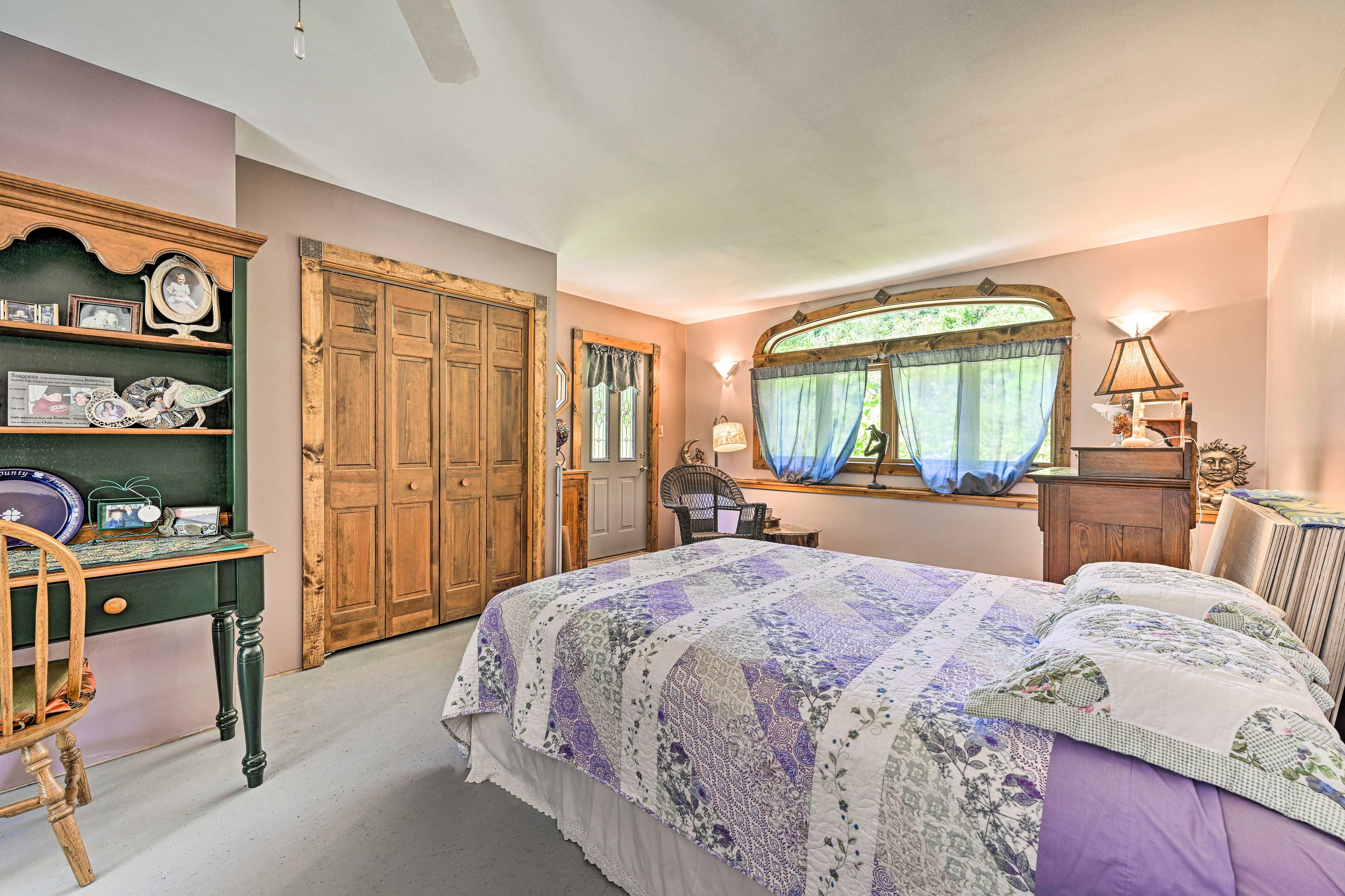 Bedroom 1 | Queen Bed | Twin Bed