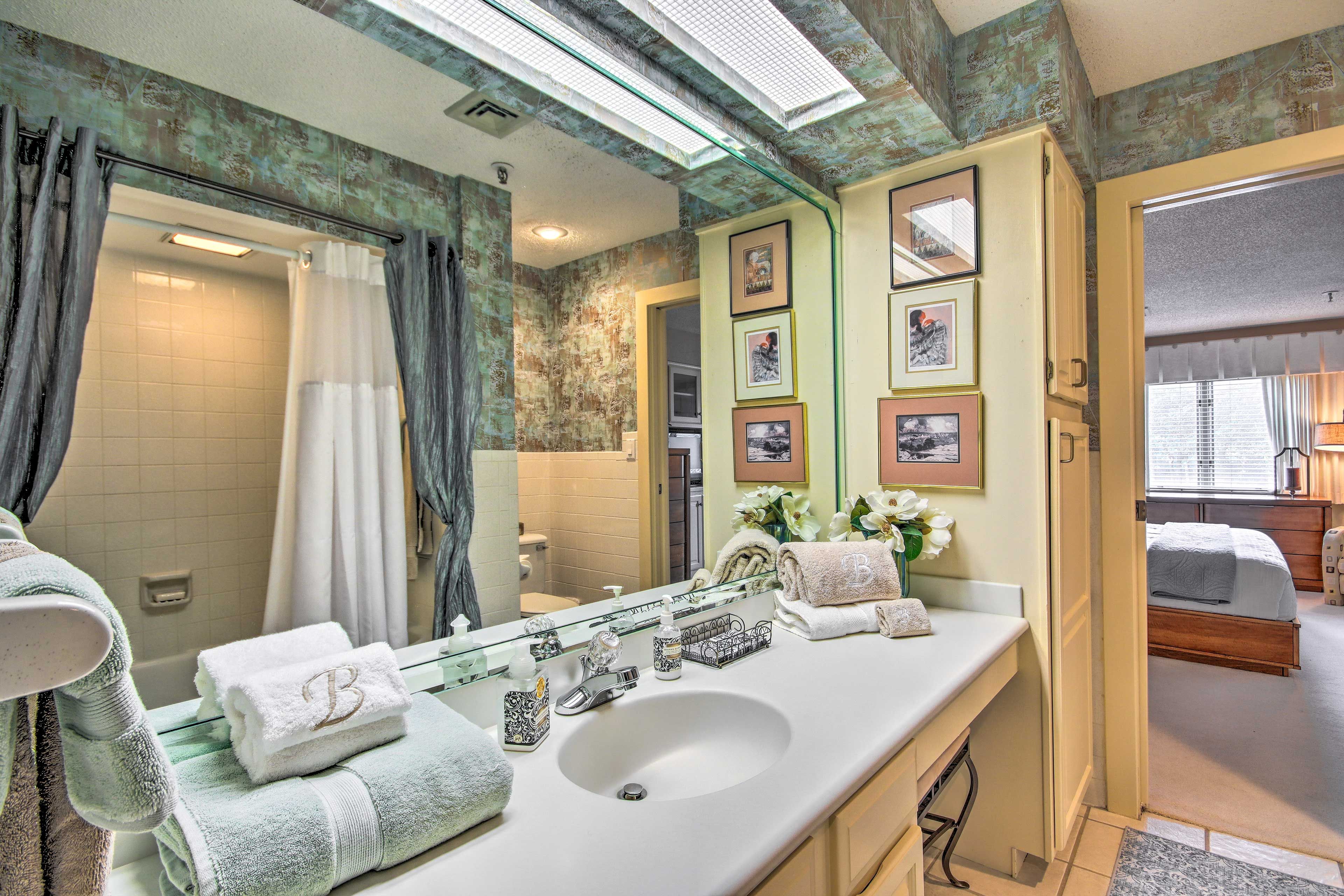 Full Bathroom | Complimentary Toiletries | Towels Provided