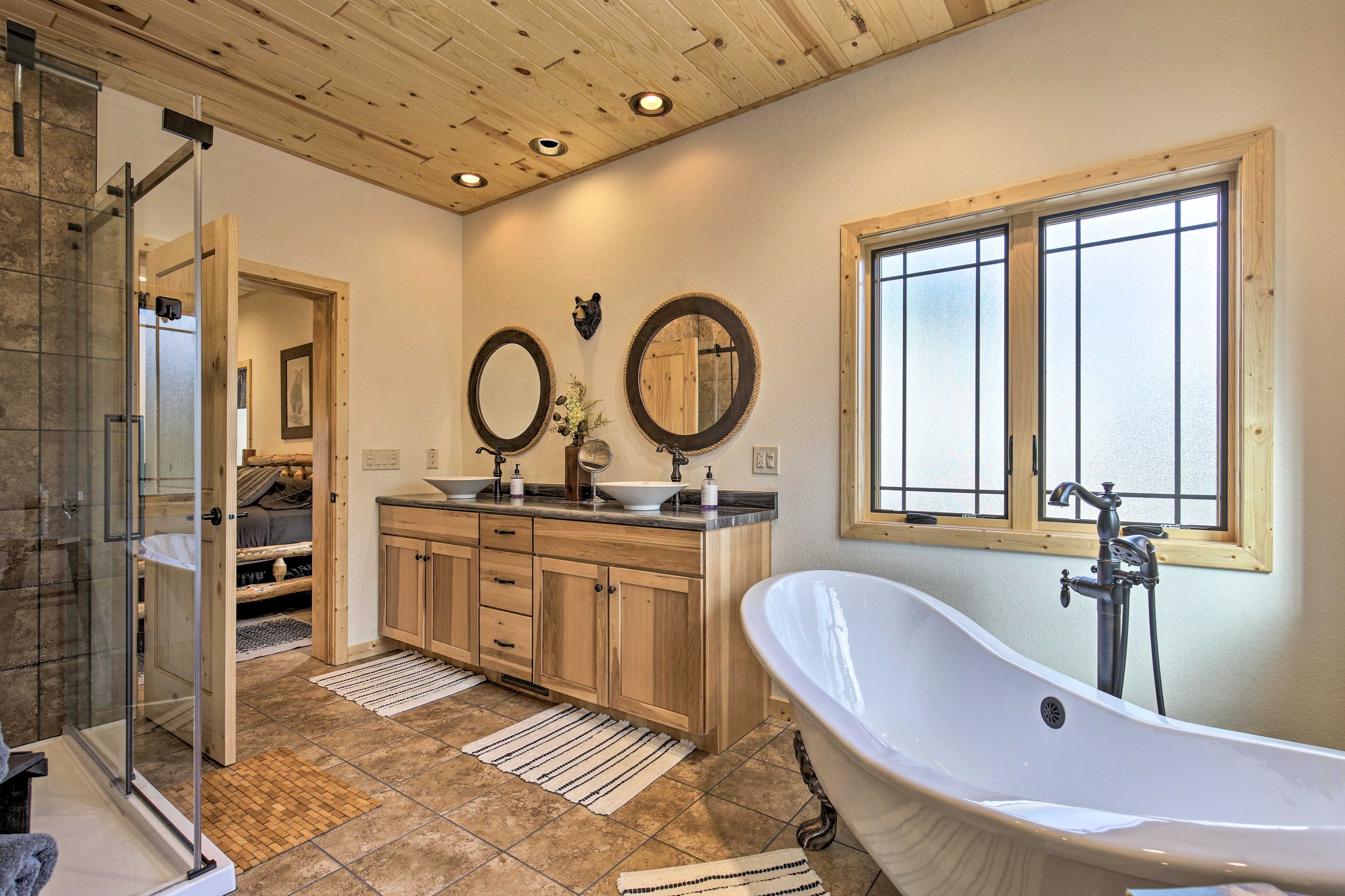 En-Suite Bathroom | Towels Provided | Complimentary Toiletries