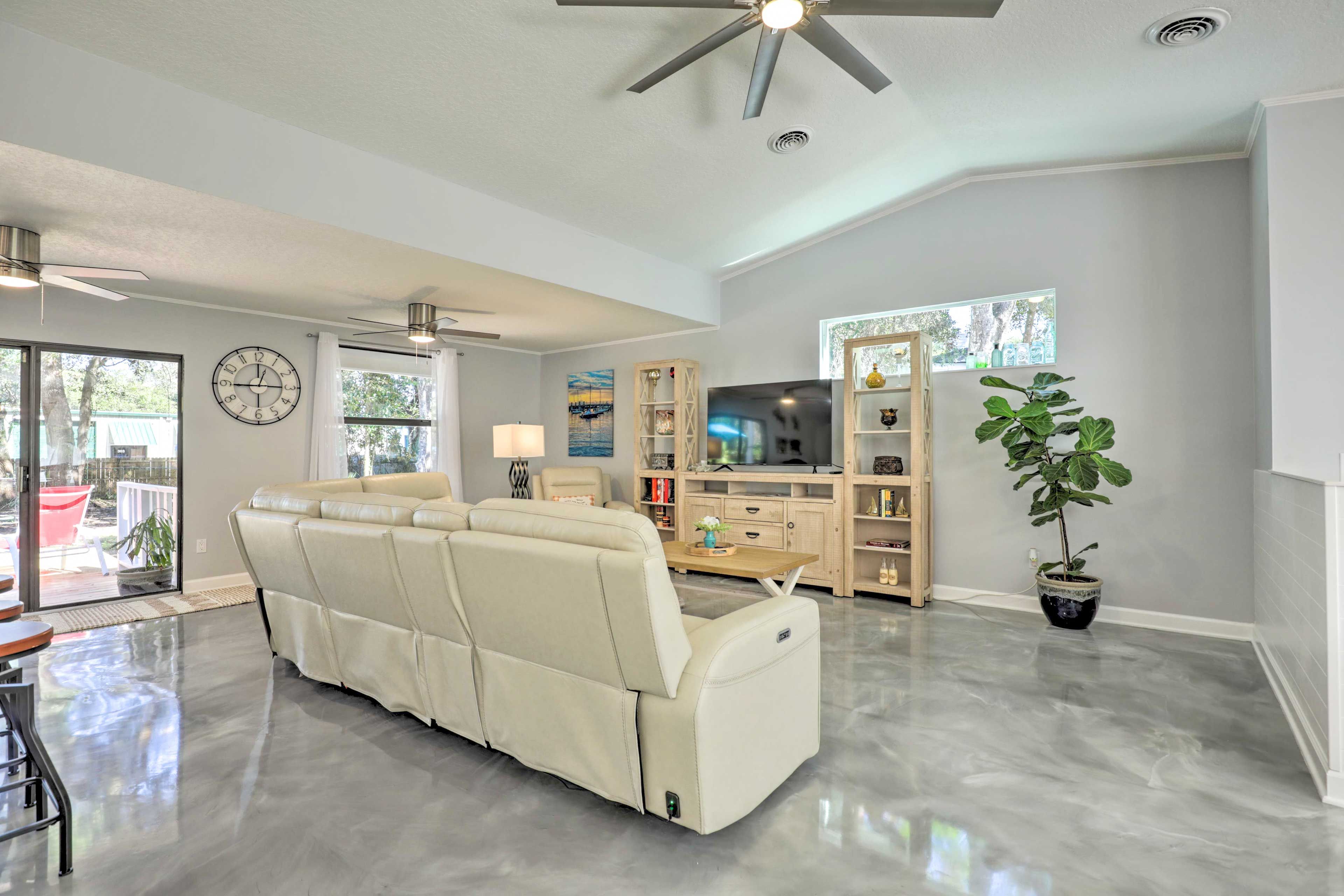 Open Interior | Central A/C | Smart TV | Free WiFi