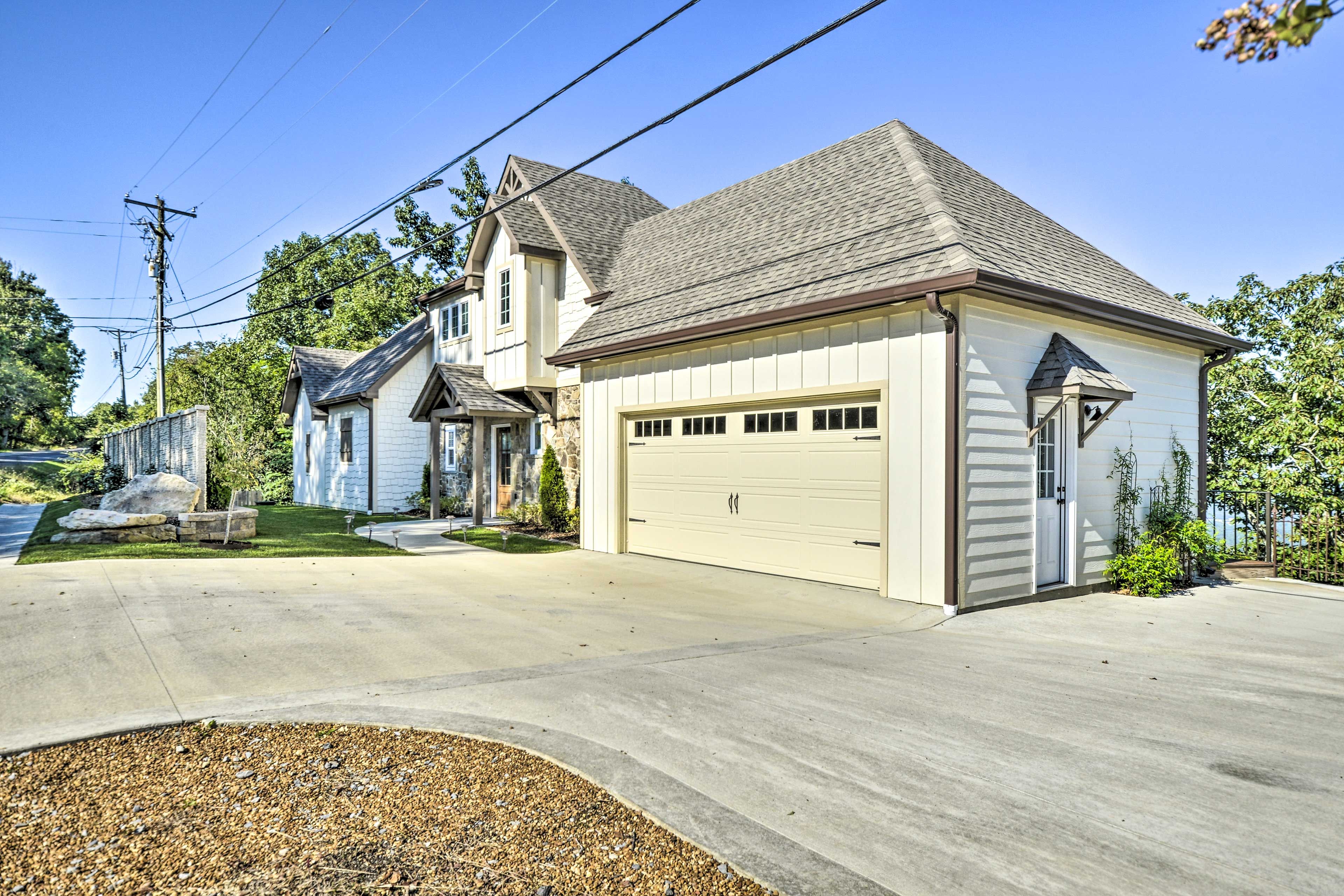 Parking | Driveway (2 Vehicles) | Garage (2 Vehicles)
