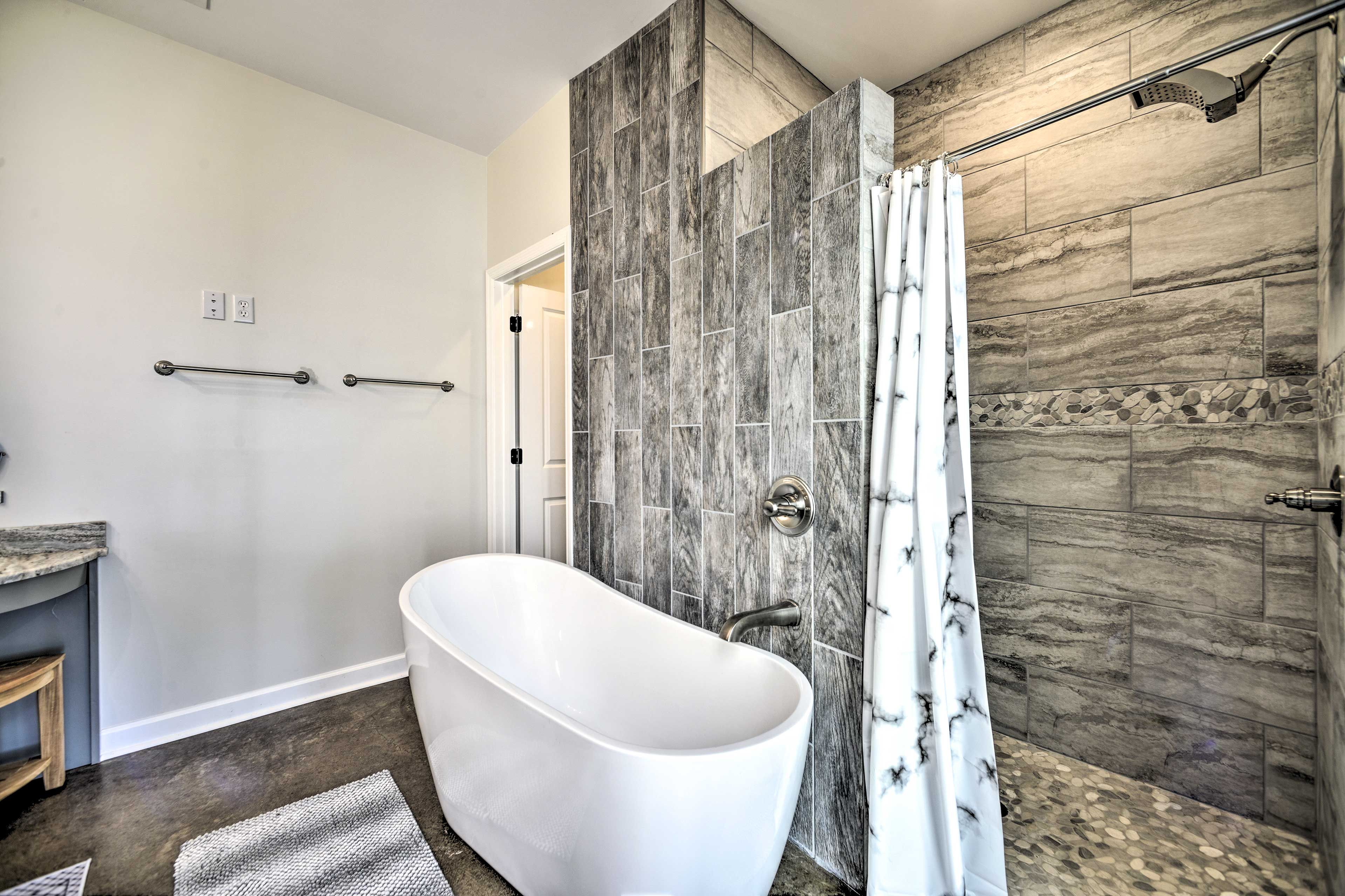 En-Suite Bathroom | Complimentary Toiletries | Roll-In Shower