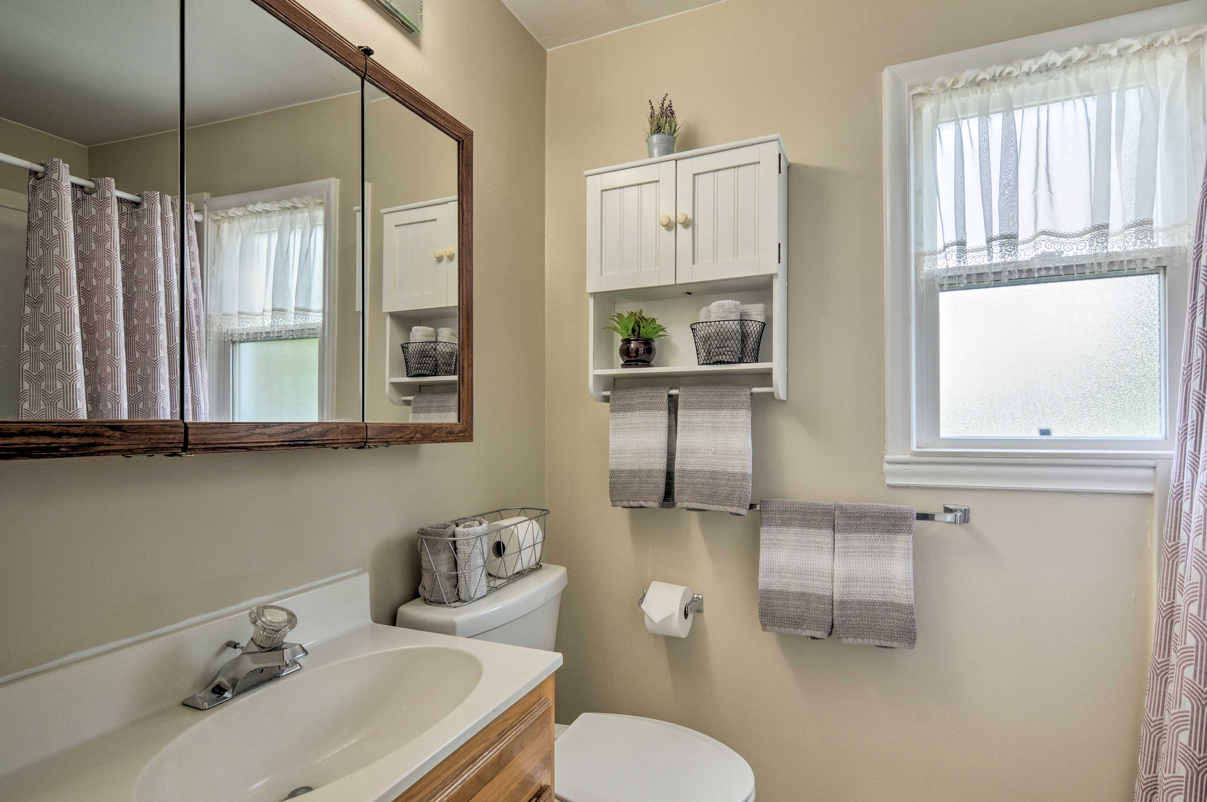 Full Bathroom | Towels Provided | Complimentary Toiletries