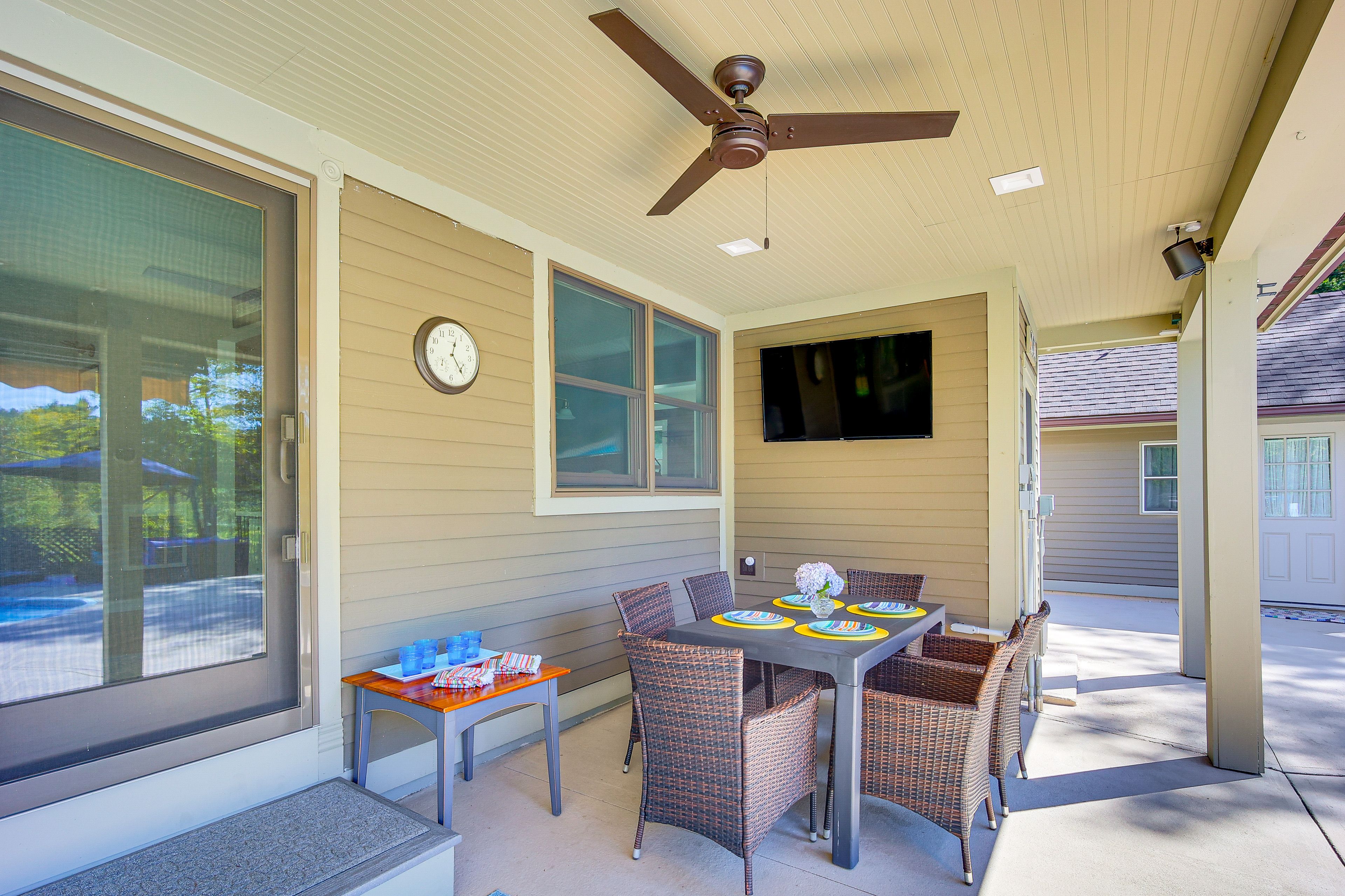 Covered Patio | Gas Grill | Fire Pit | 2 Kayaks | River Access