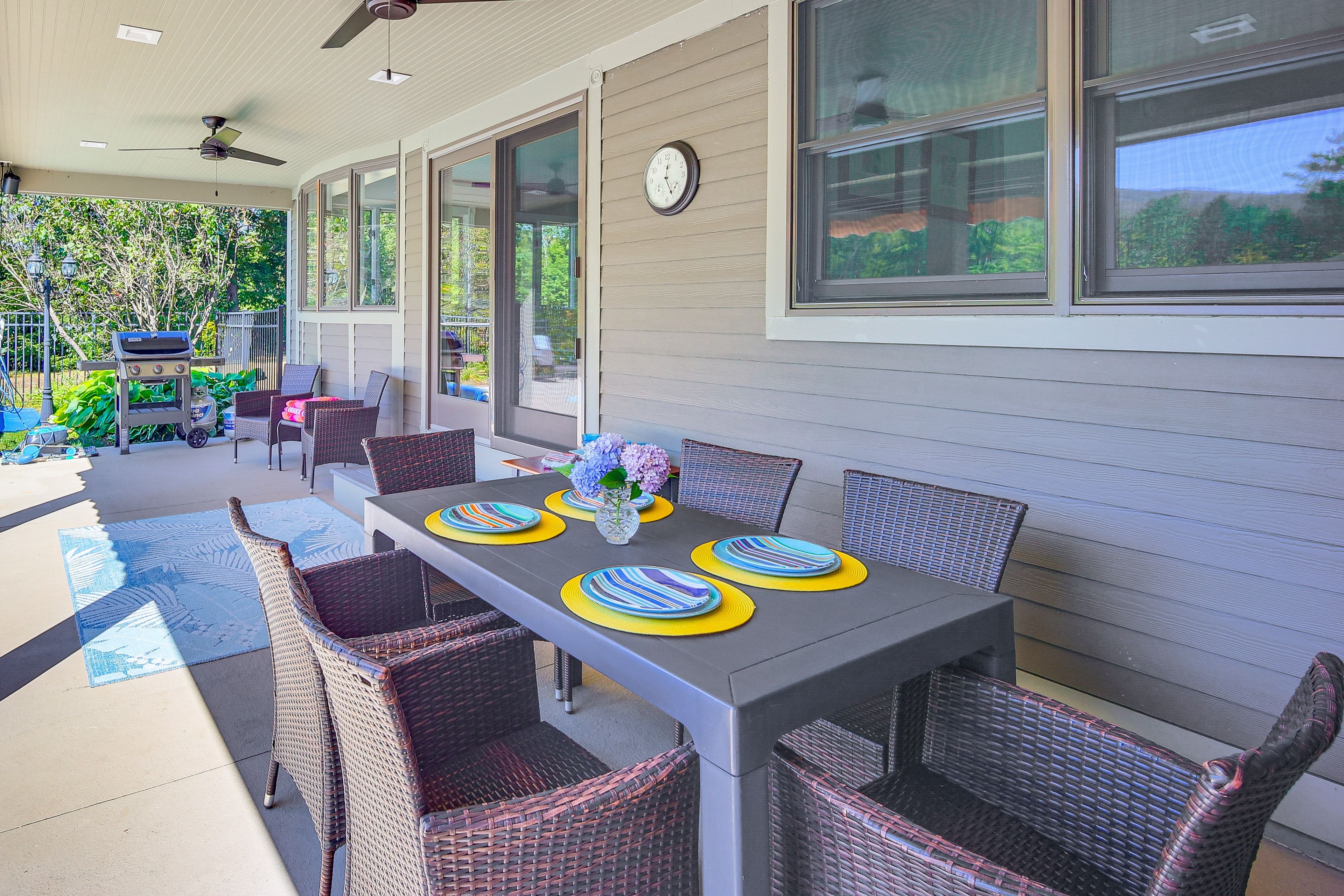 Covered Patio | Smart TV | Lounge Seating | Gas Grill | Outdoor Dining Area