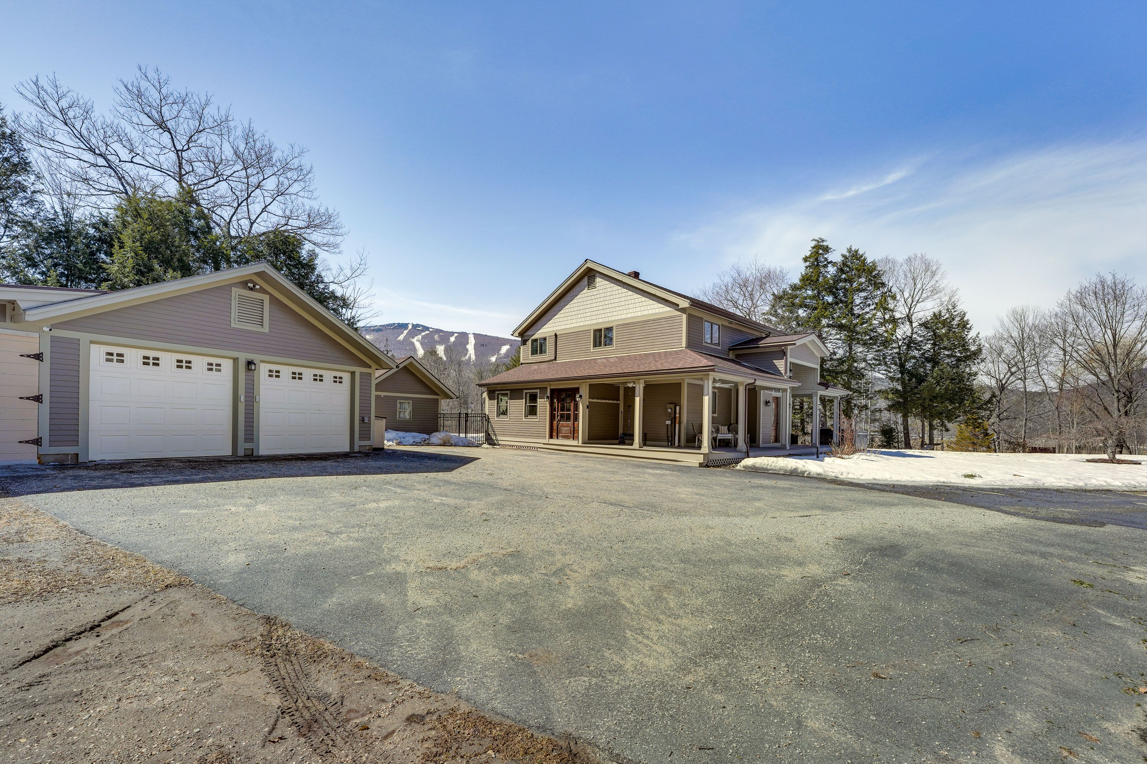 Parking | Driveway (4 Vehicles) | Trailer/Snowmobile Parking