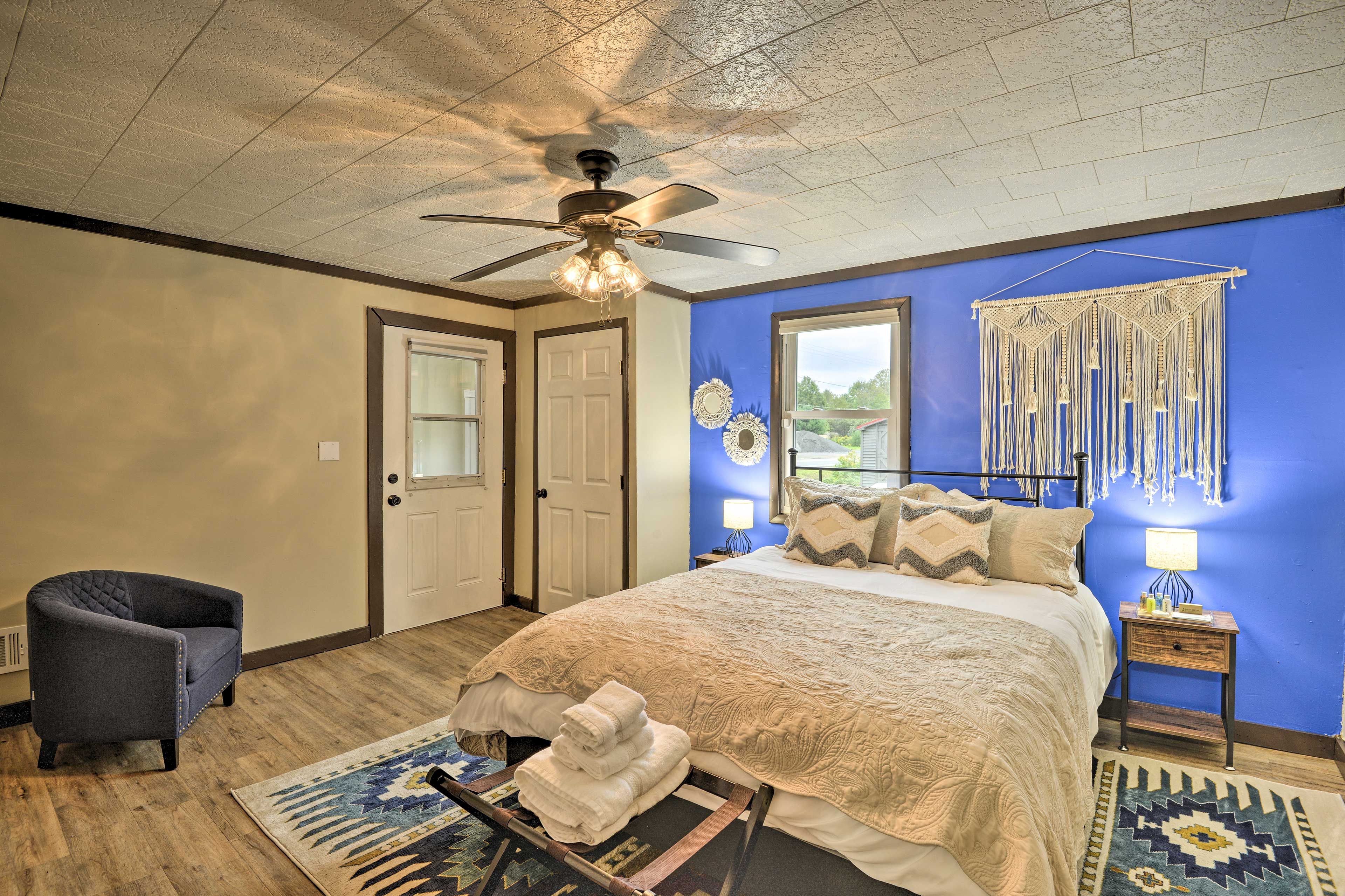 Bedroom 1 | Queen Bed