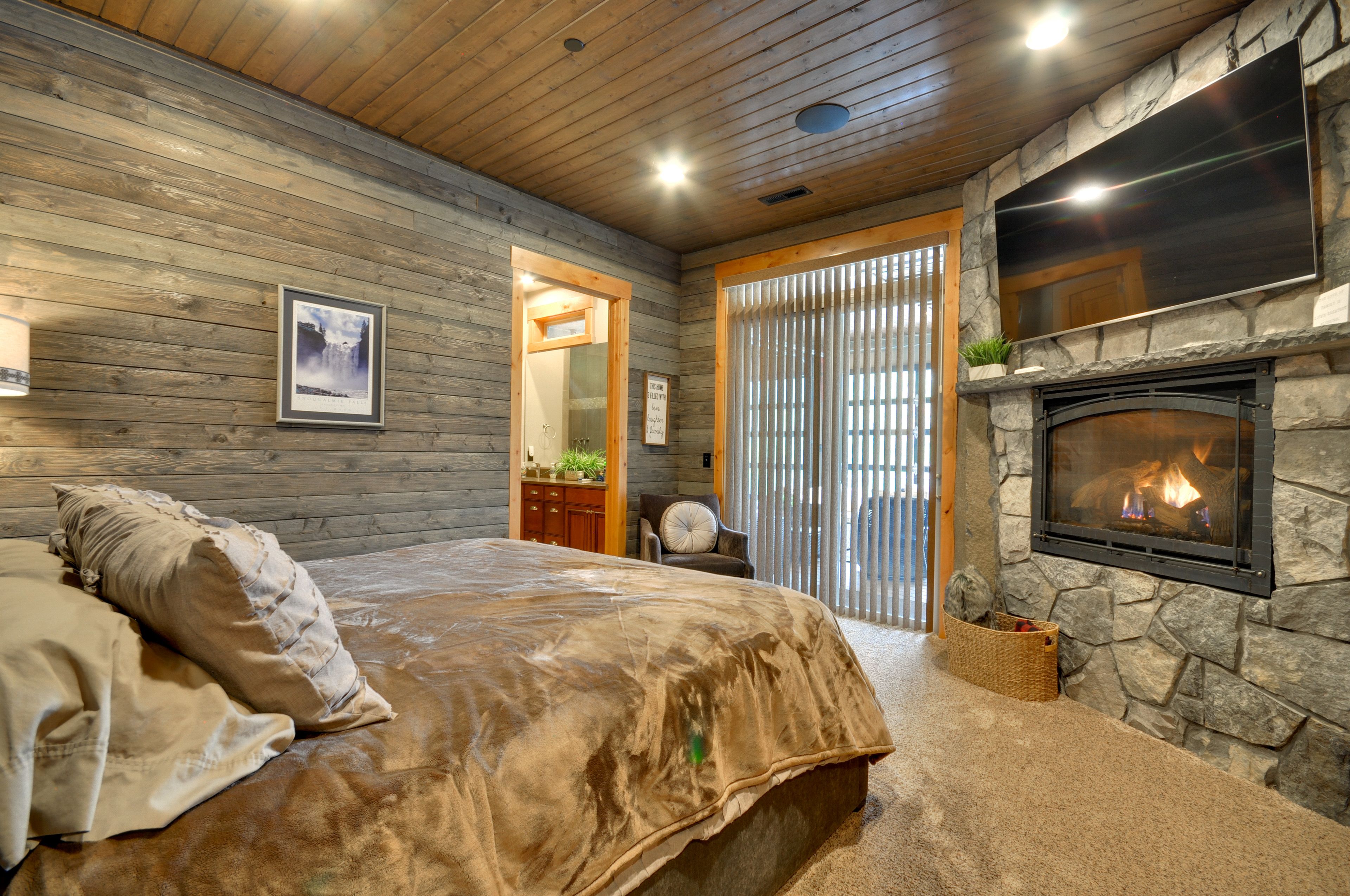 Bedroom 1 | King Bed