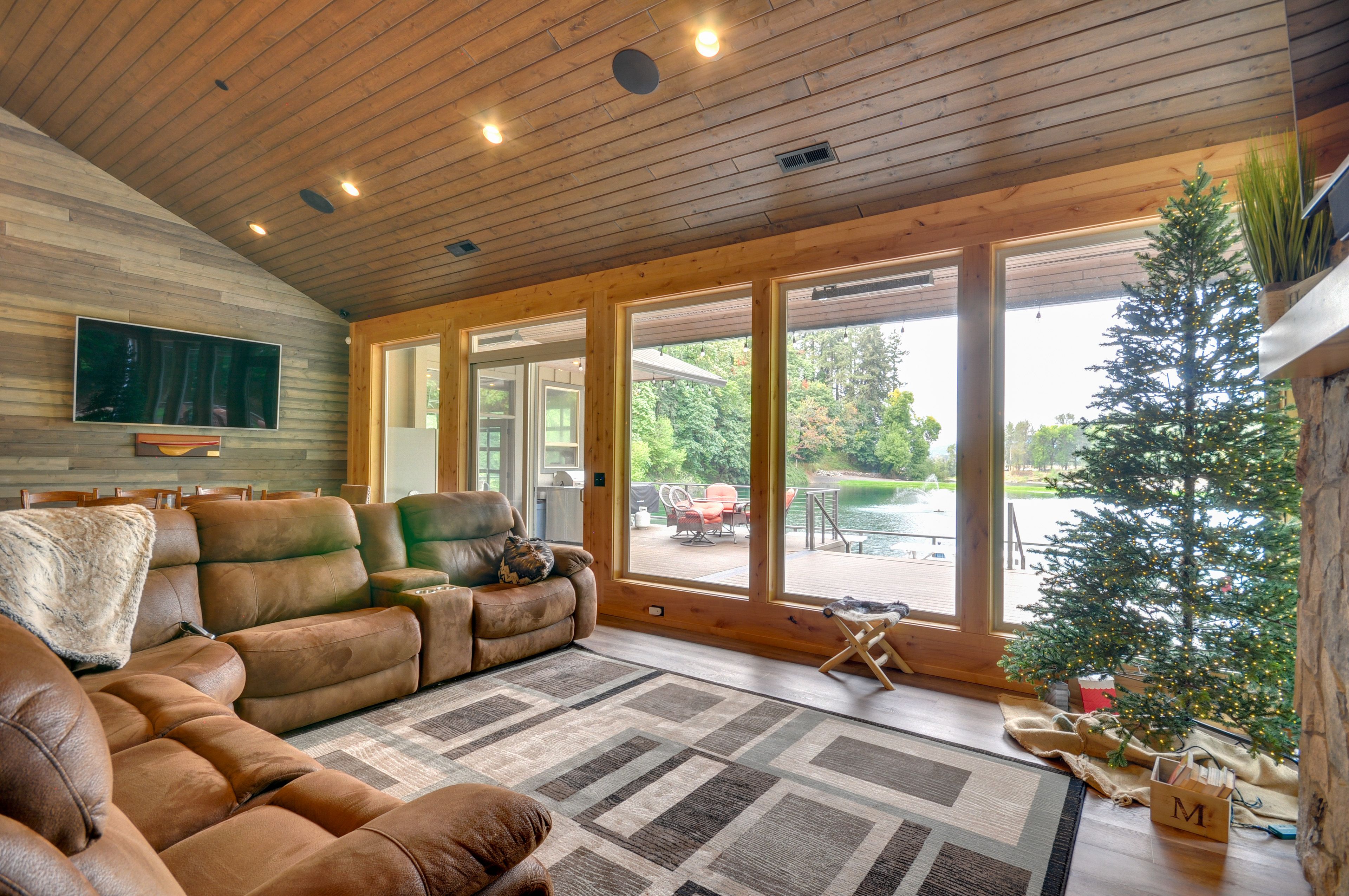 Living Room | Smart TV | Free WiFi | Gas Fireplace | Central A/C