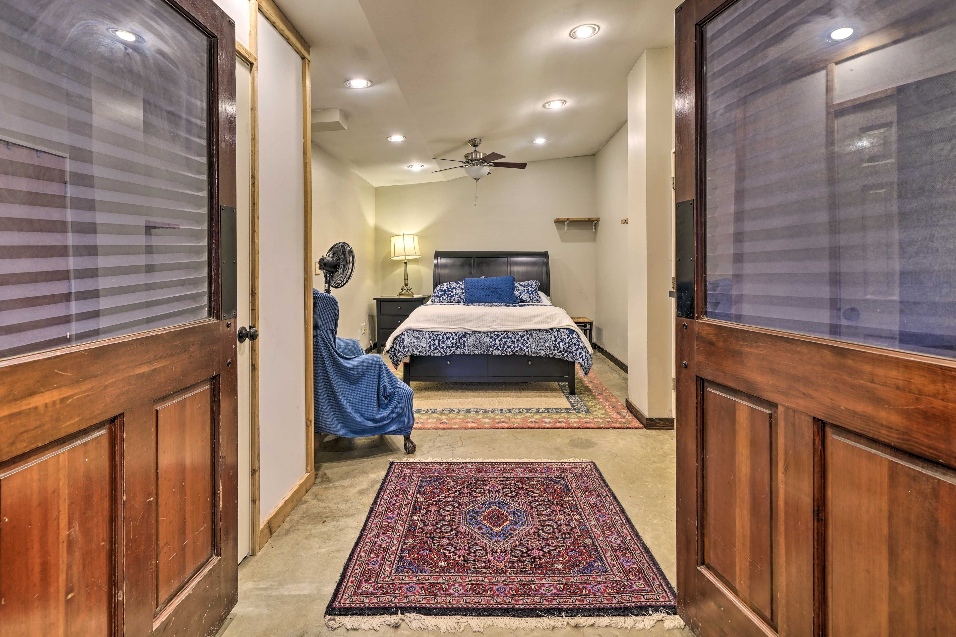 Bedroom | Queen Bed | Linens Provided
