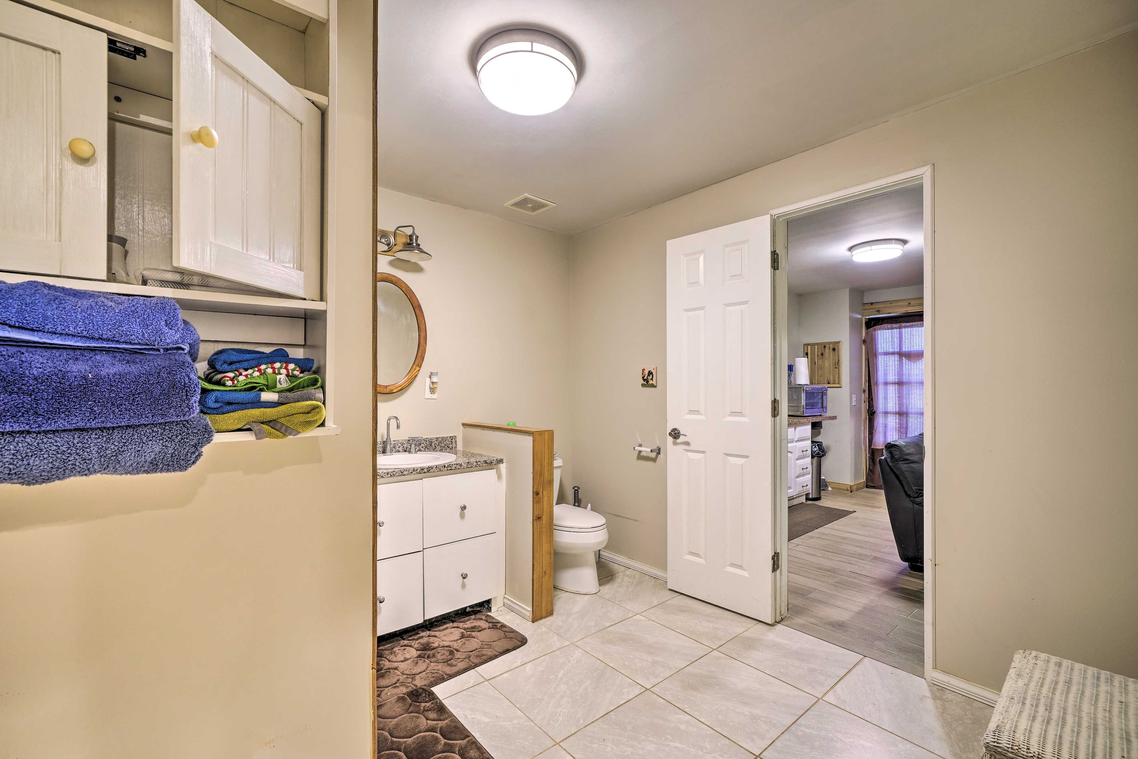 Full Bathroom | Complimentary Toiletries | Towels Provided
