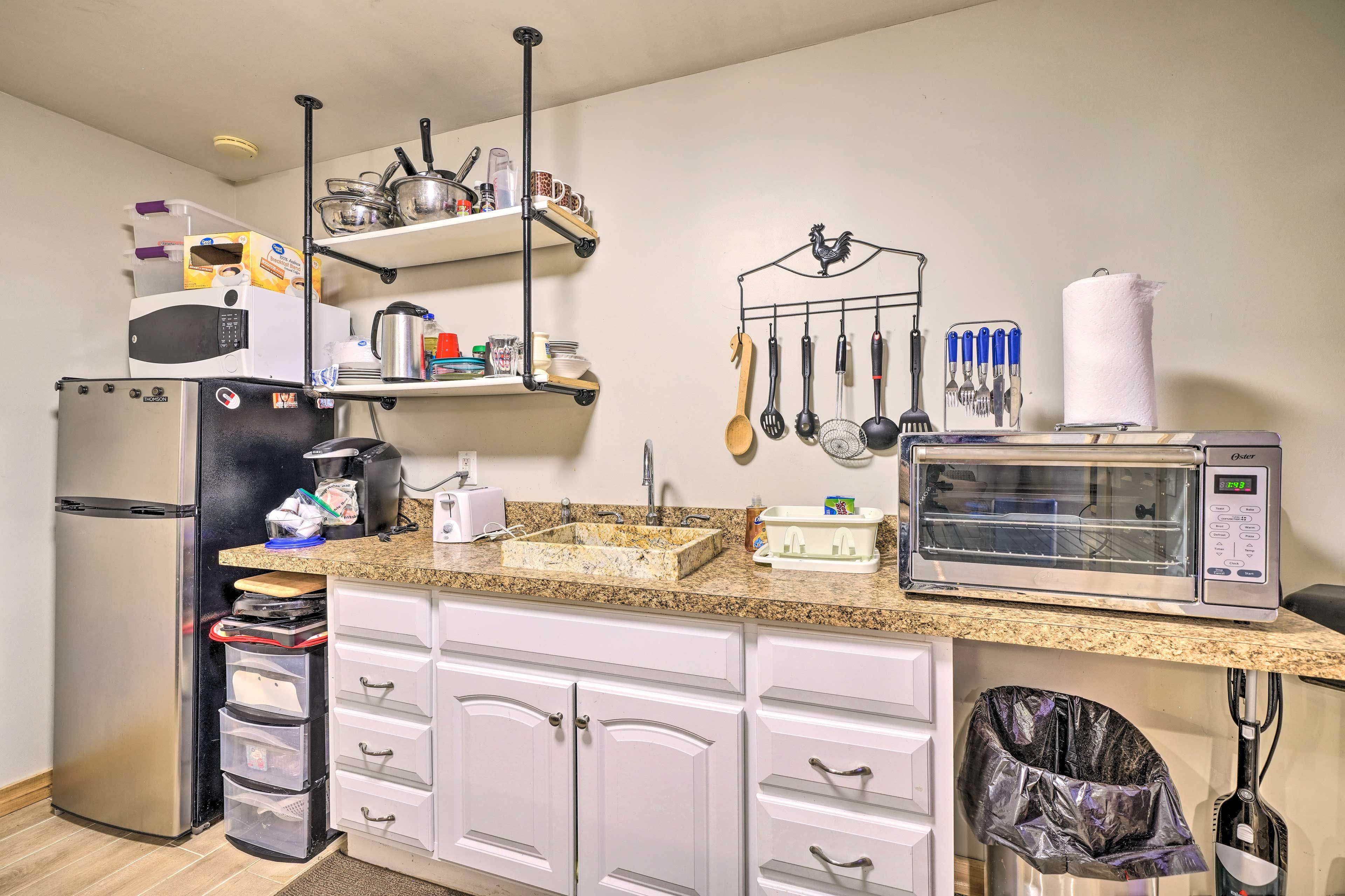 Kitchenette | Coffee Maker | Hotplate | Toaster Oven