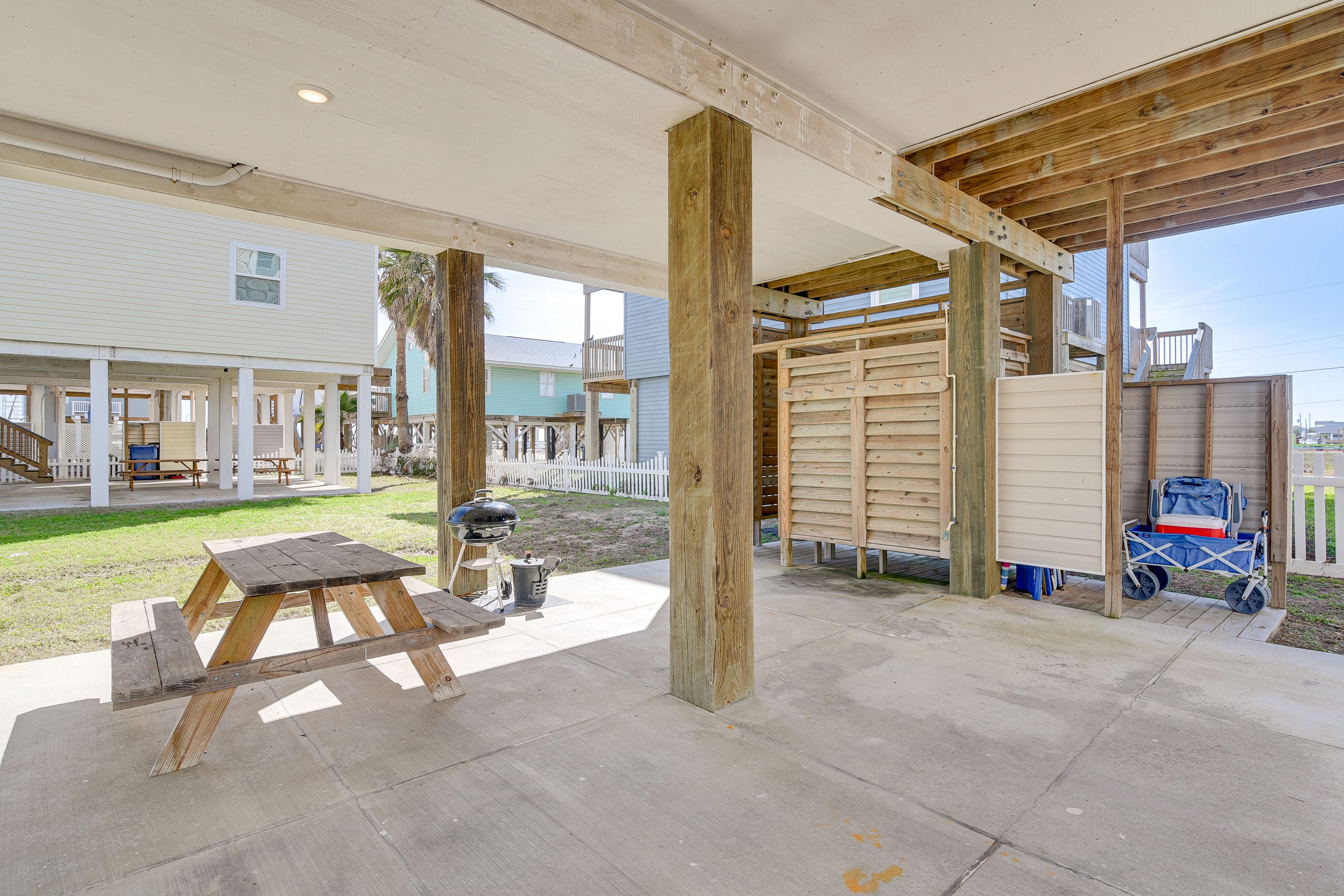 Covered Patio | Charcoal Grill