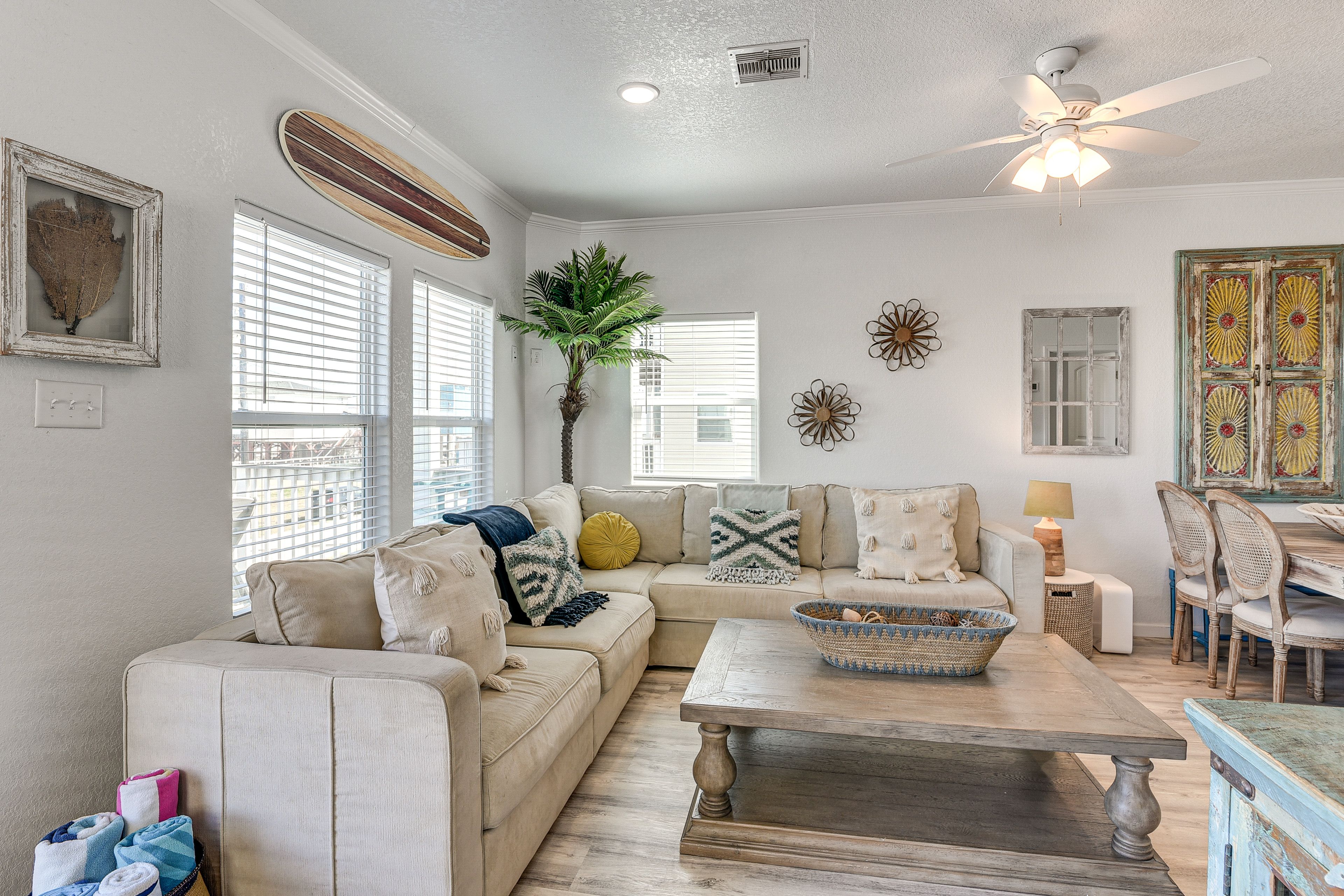 Living Room | Free WiFi | Central Air Conditioning