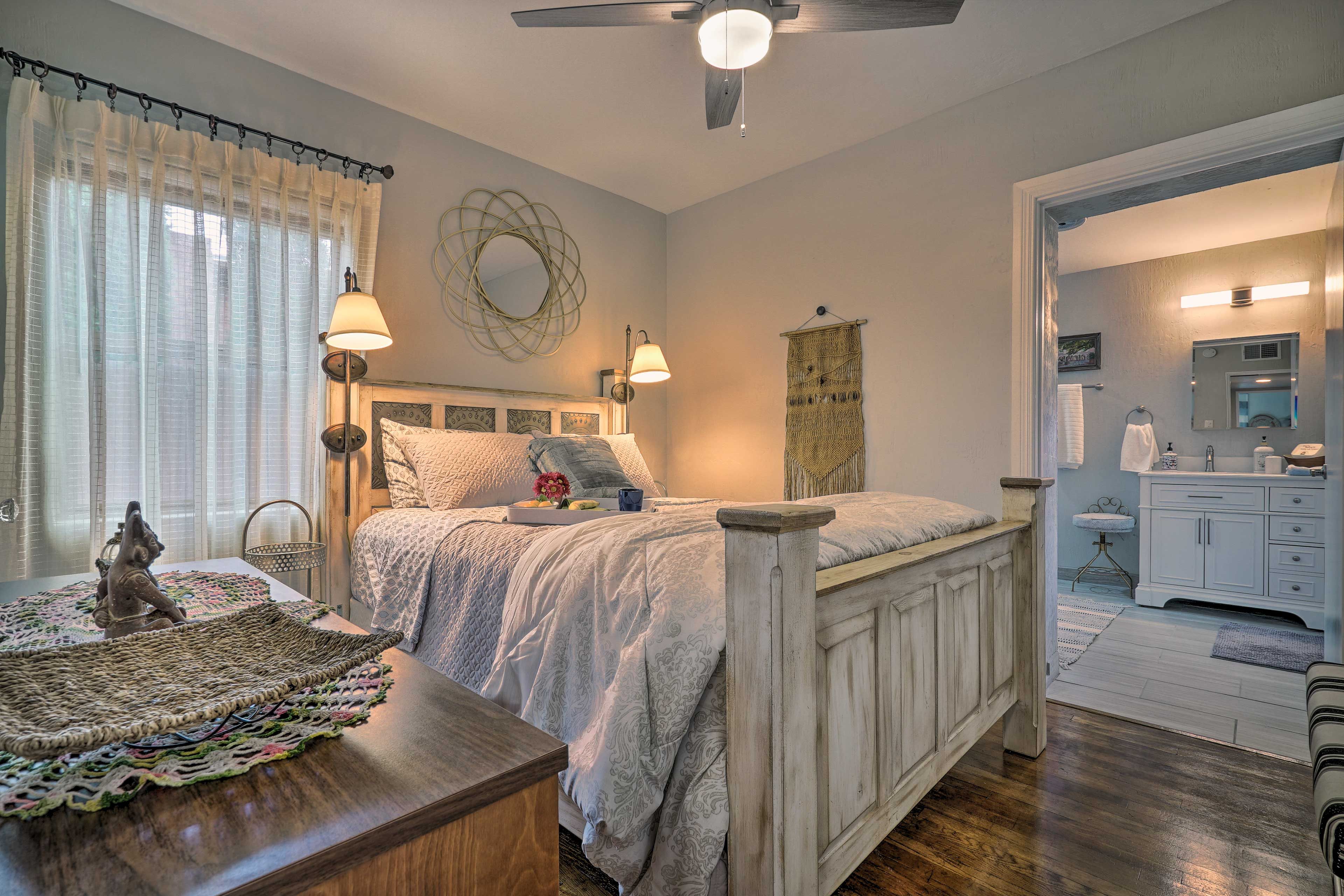 Bedroom 1 | Queen Bed