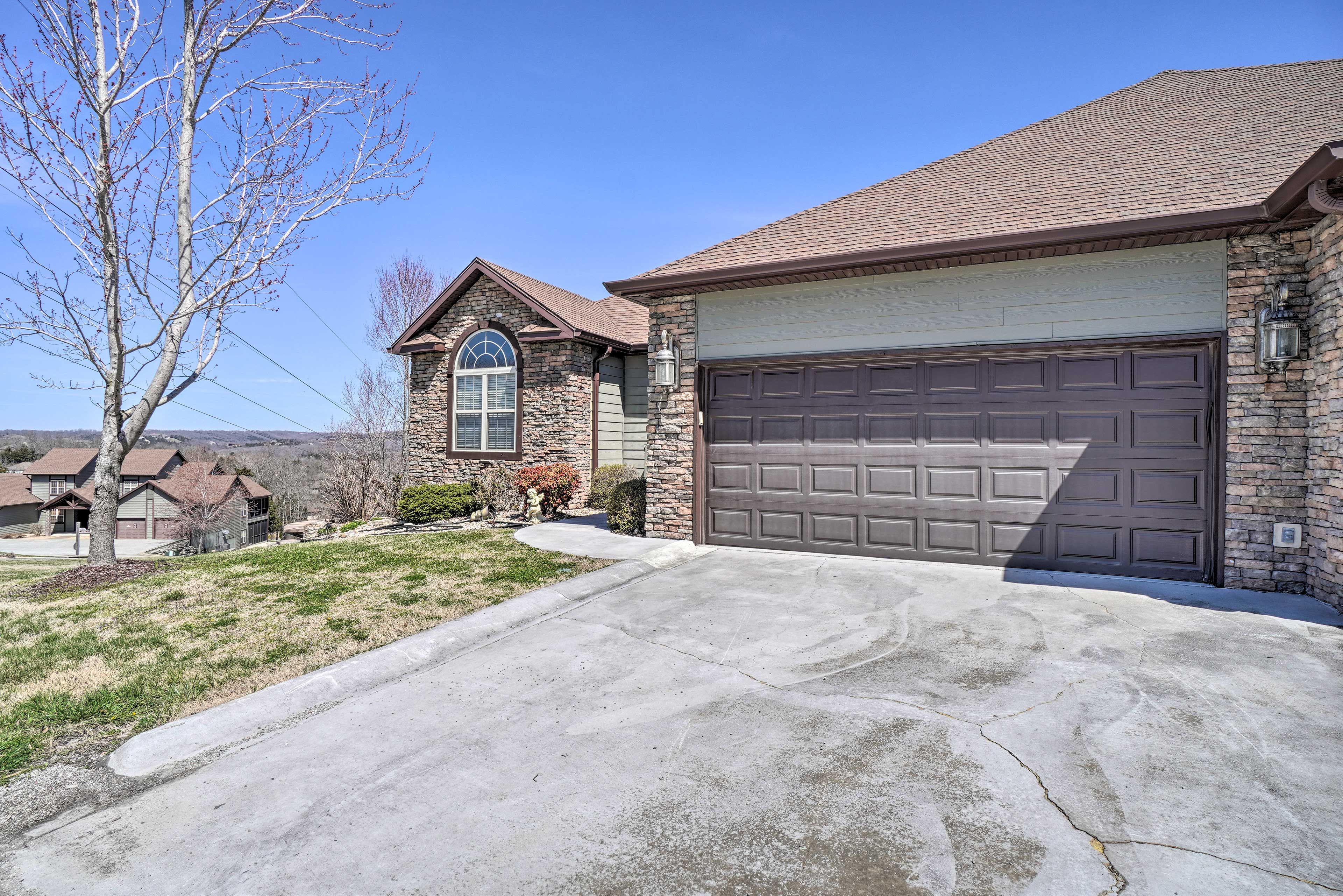 Parking | Driveway (2 Vehicles) | Garage (2 Vehicles)