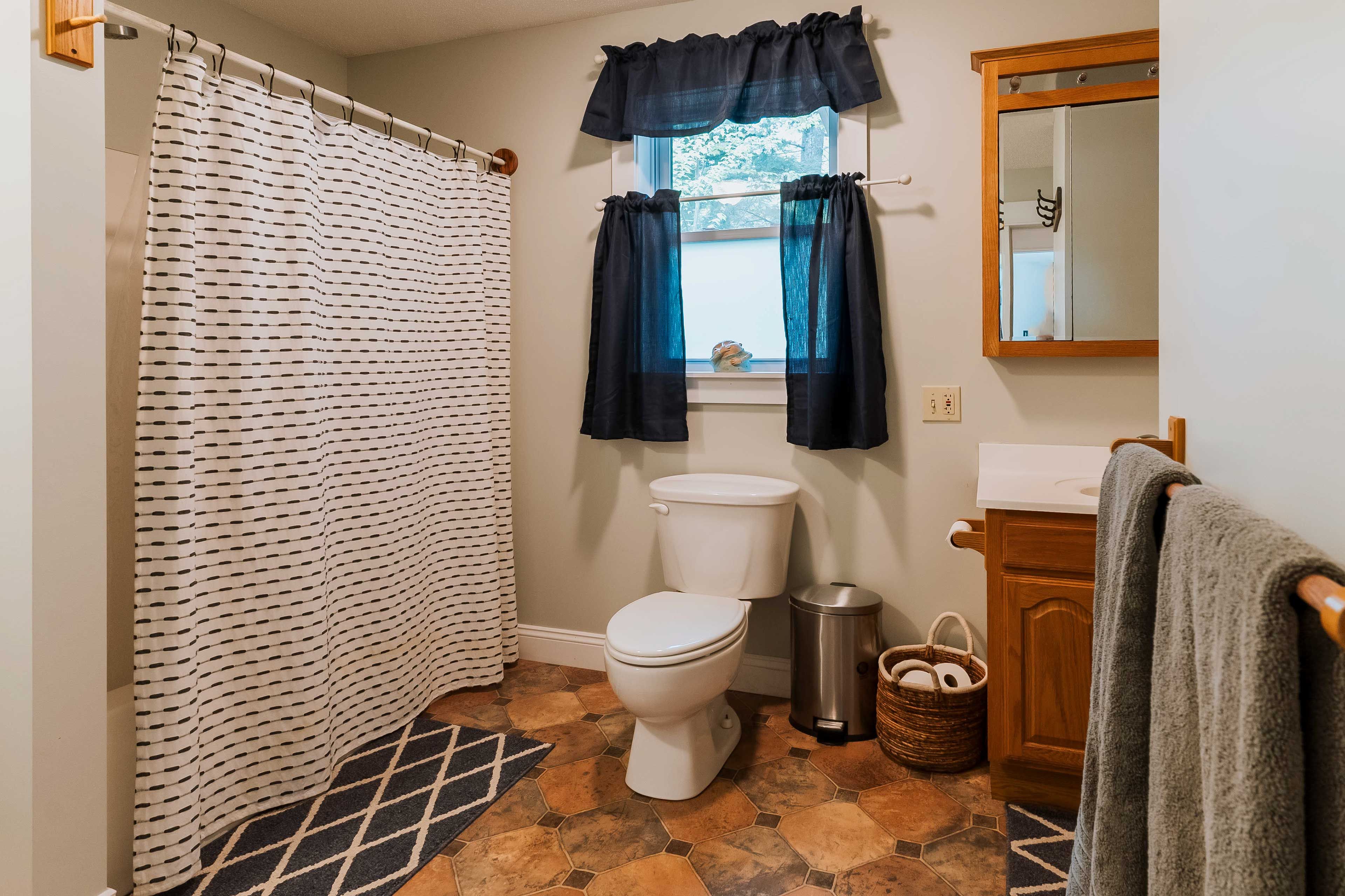 Full Bathroom | Towels Provided | Hair Dryer | Washer/Dryer