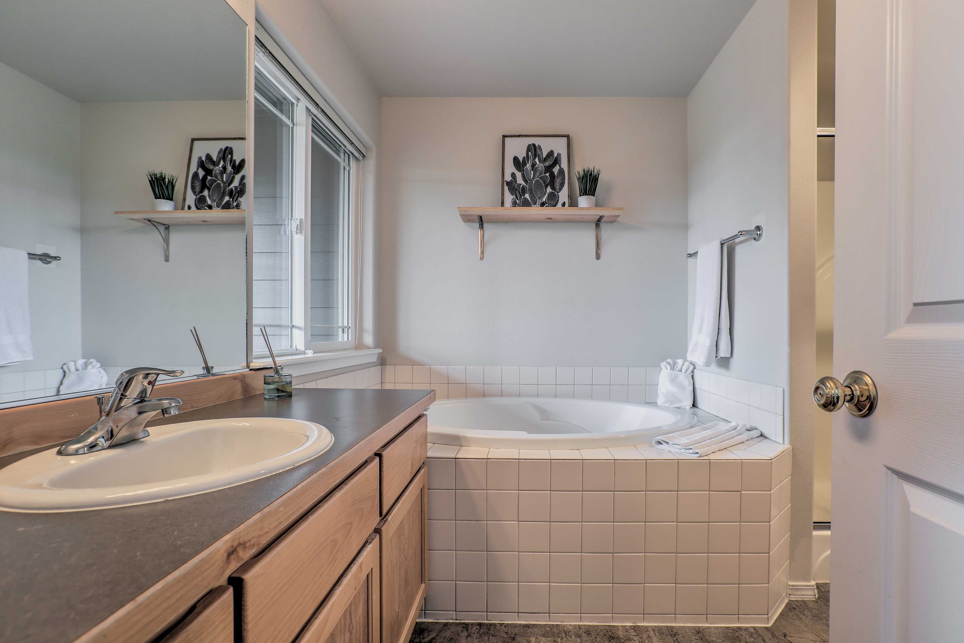En-Suite Bathroom | Towels Provided