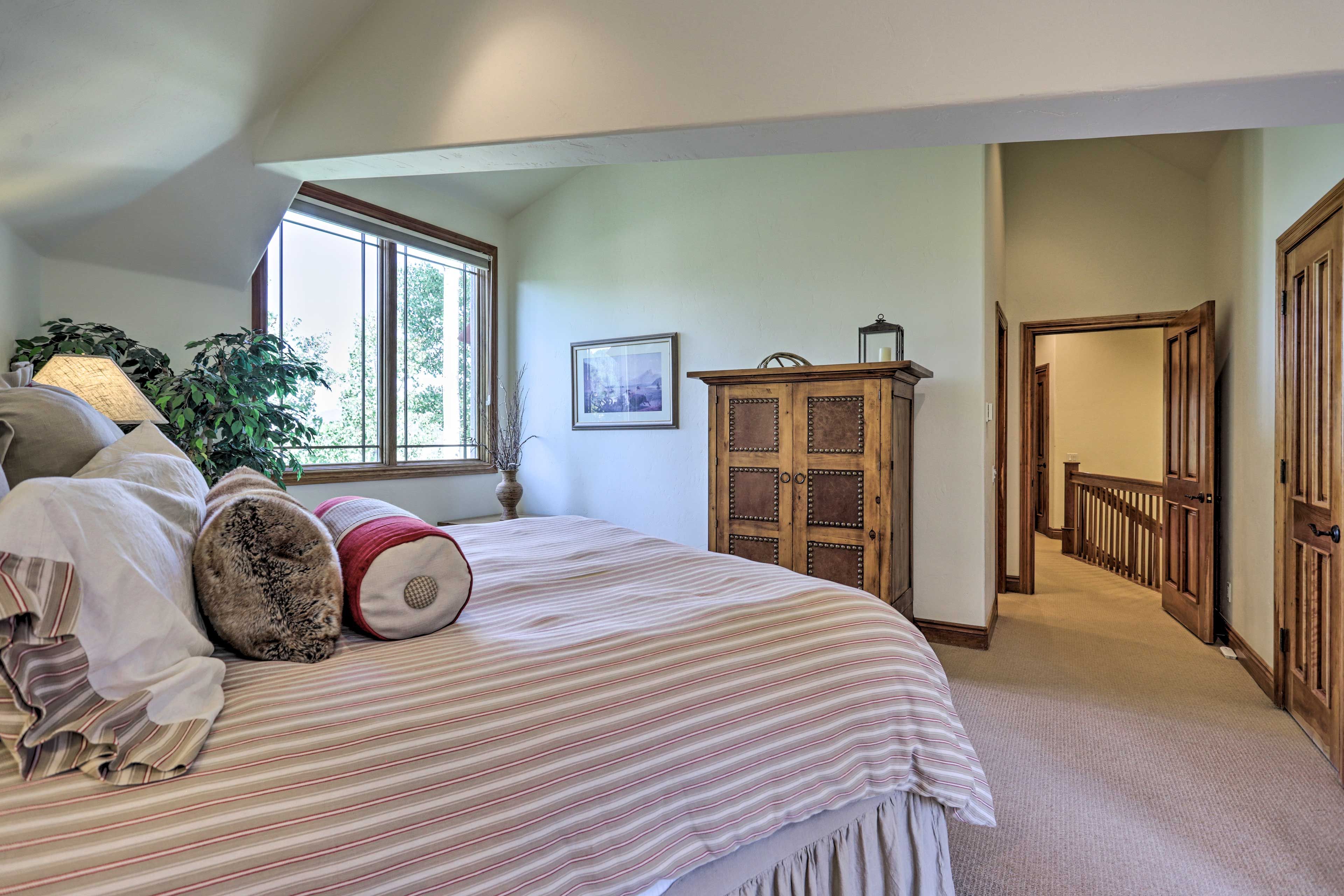 Bedroom 1 | King Bed