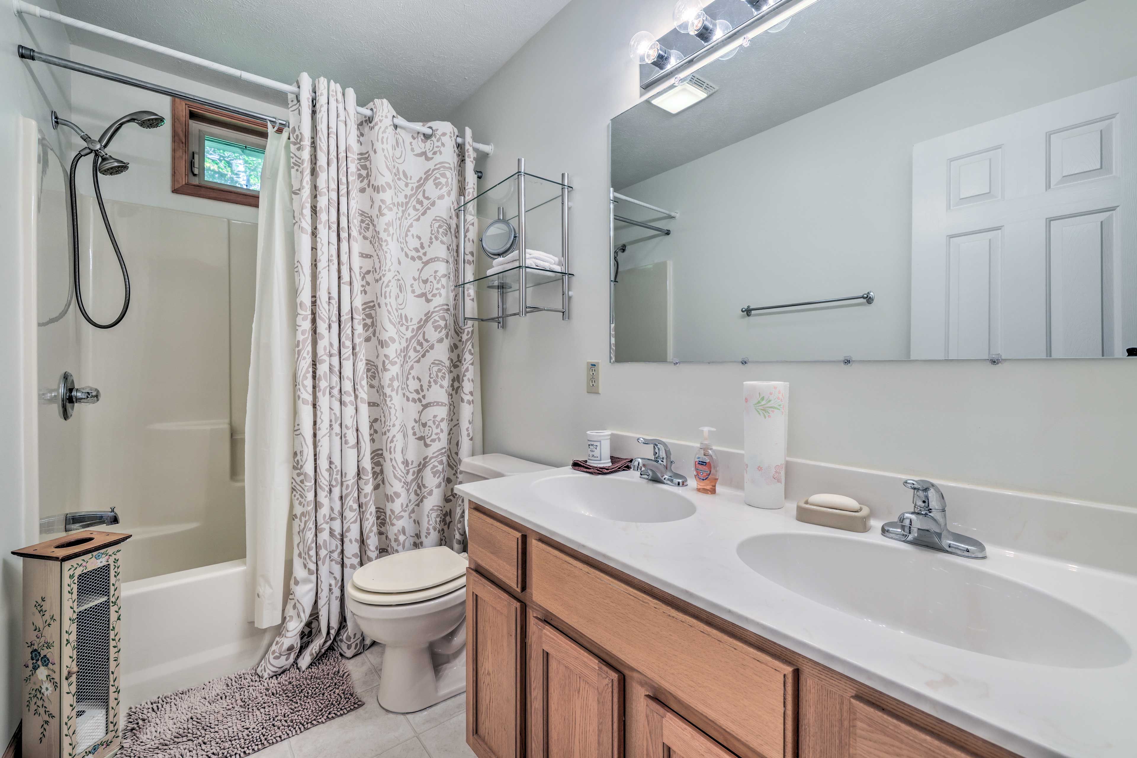 Full Bathroom | Towels Provided