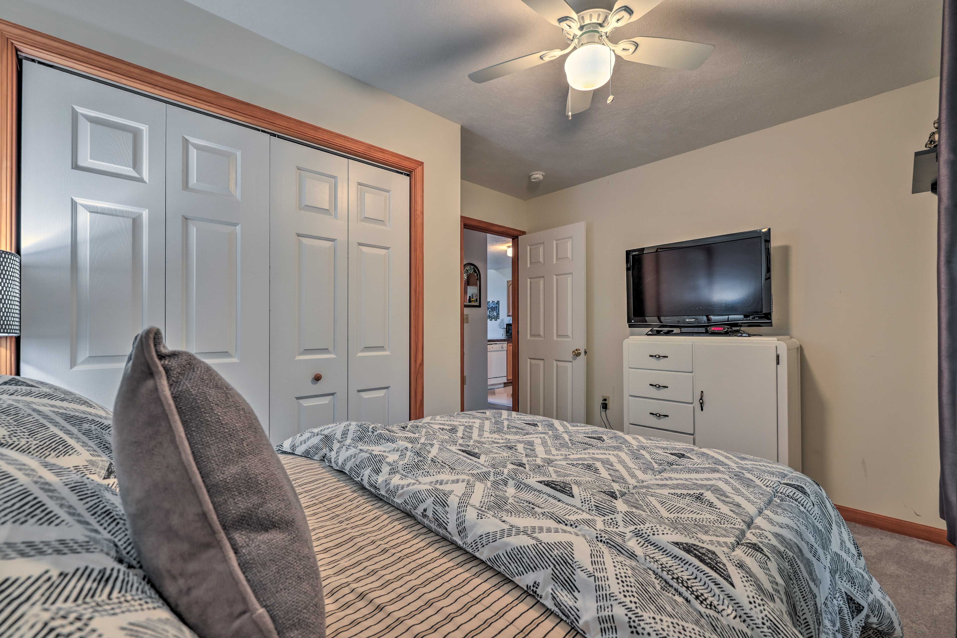 Bedroom 3 | TV w/ Roku