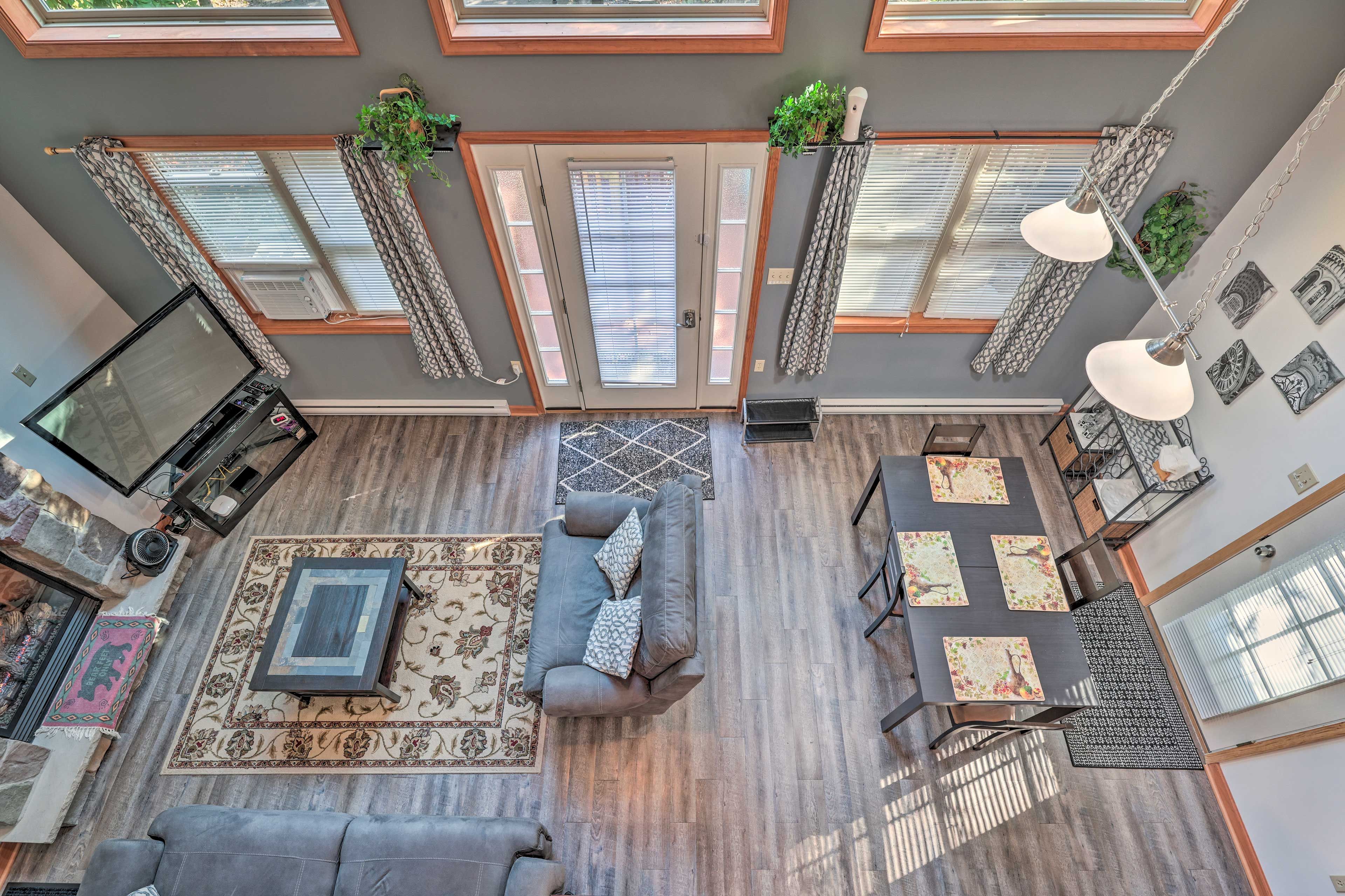 Main Living Space | TV w/ Roku