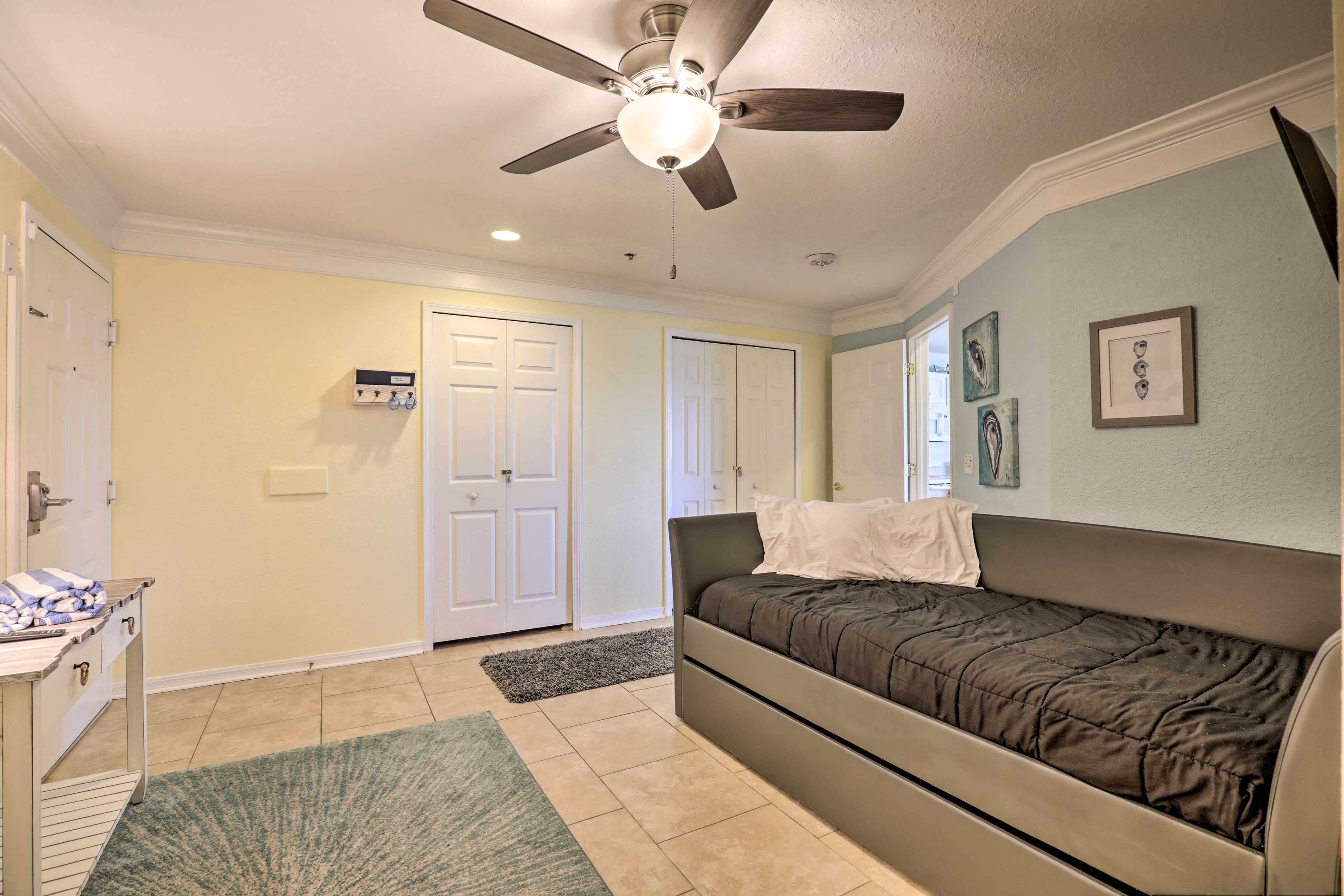 Front Lounge Area | Smart TV