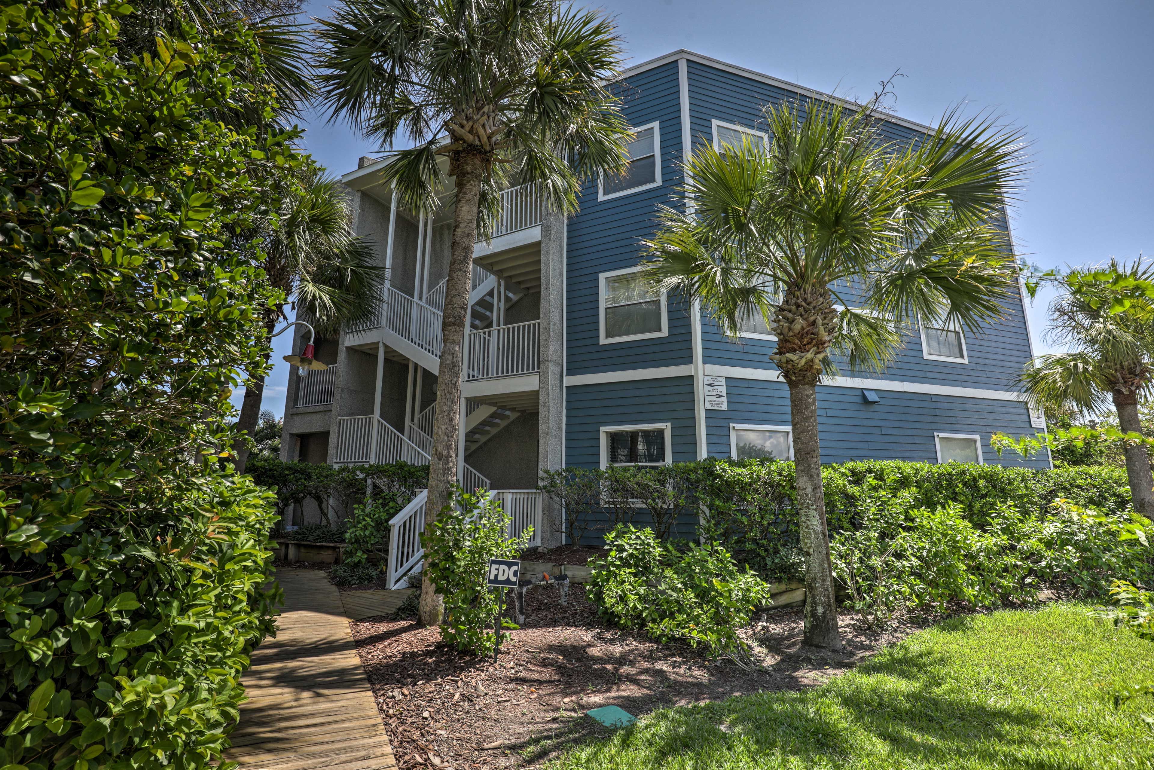 Exterior Space | 922 Sq Ft