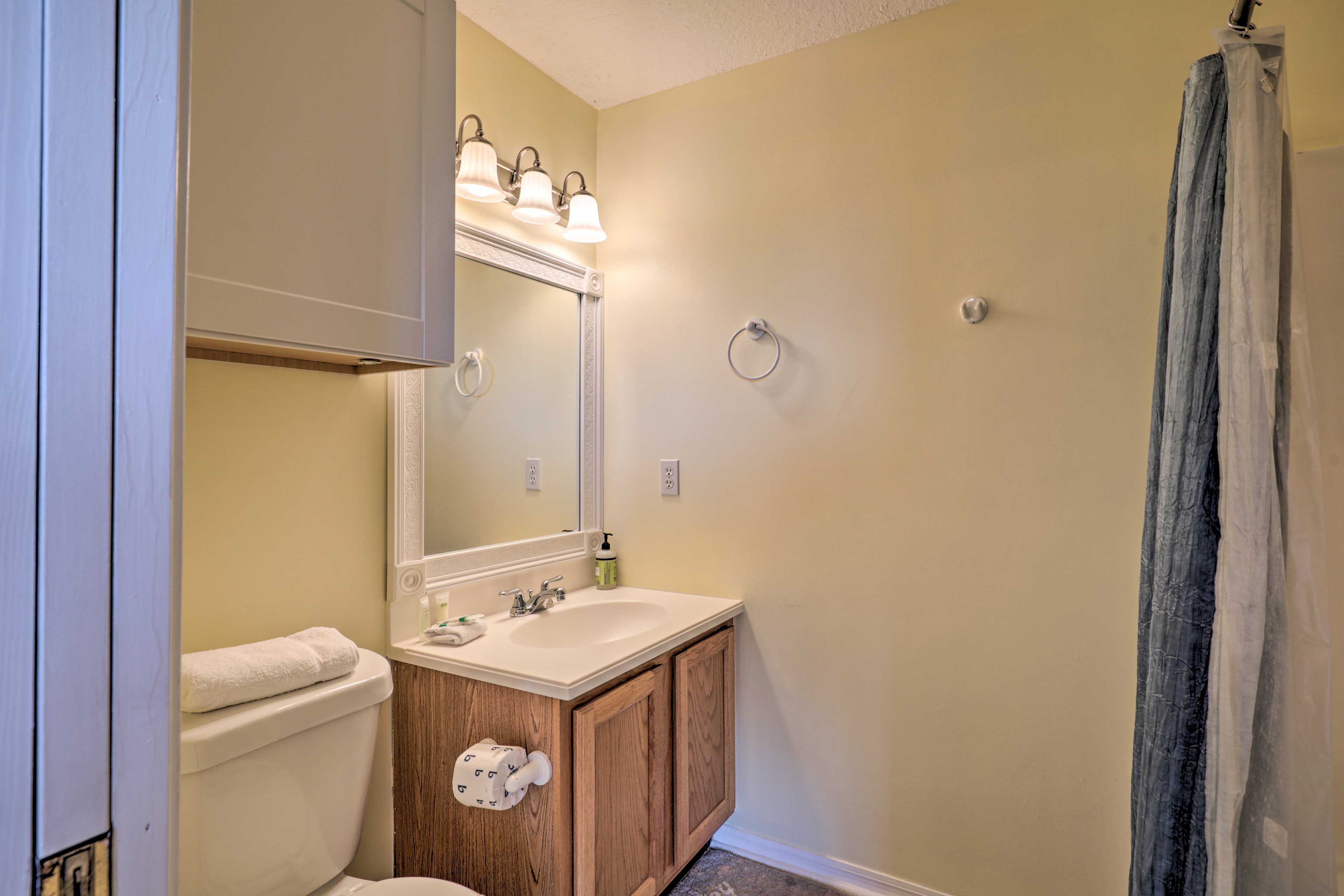 Full Bathroom | Towels Provided