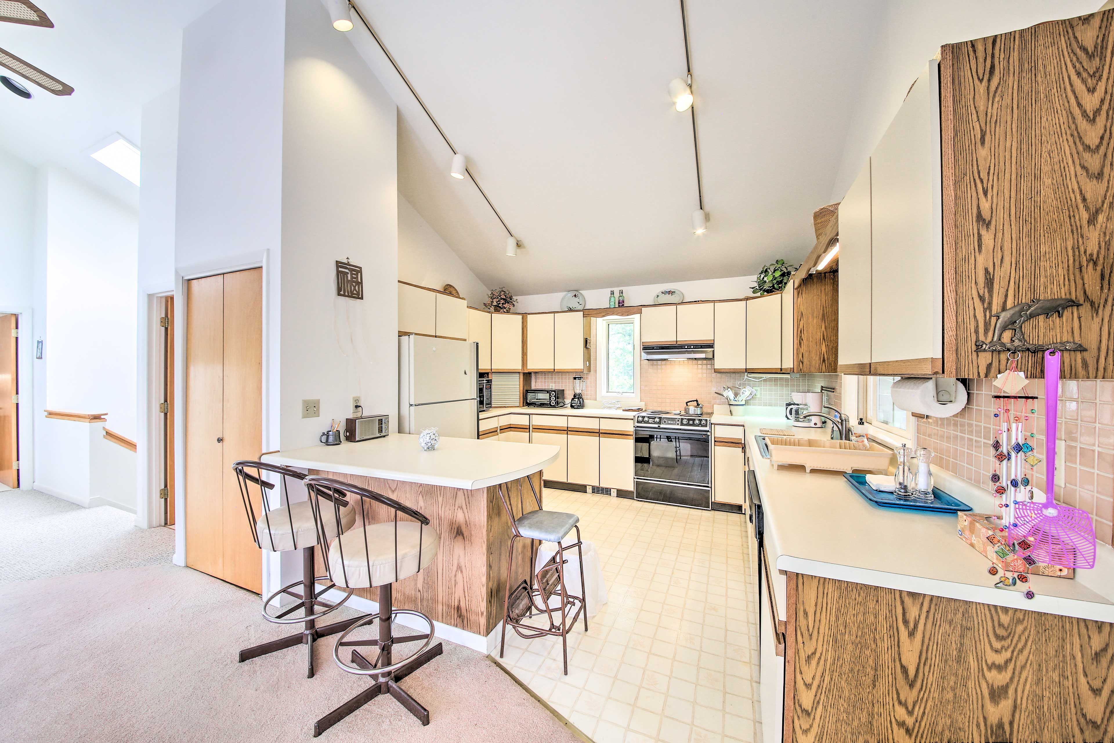 Fully Equipped Kitchen | Cooking Basics Provided | Keurig Coffee Maker