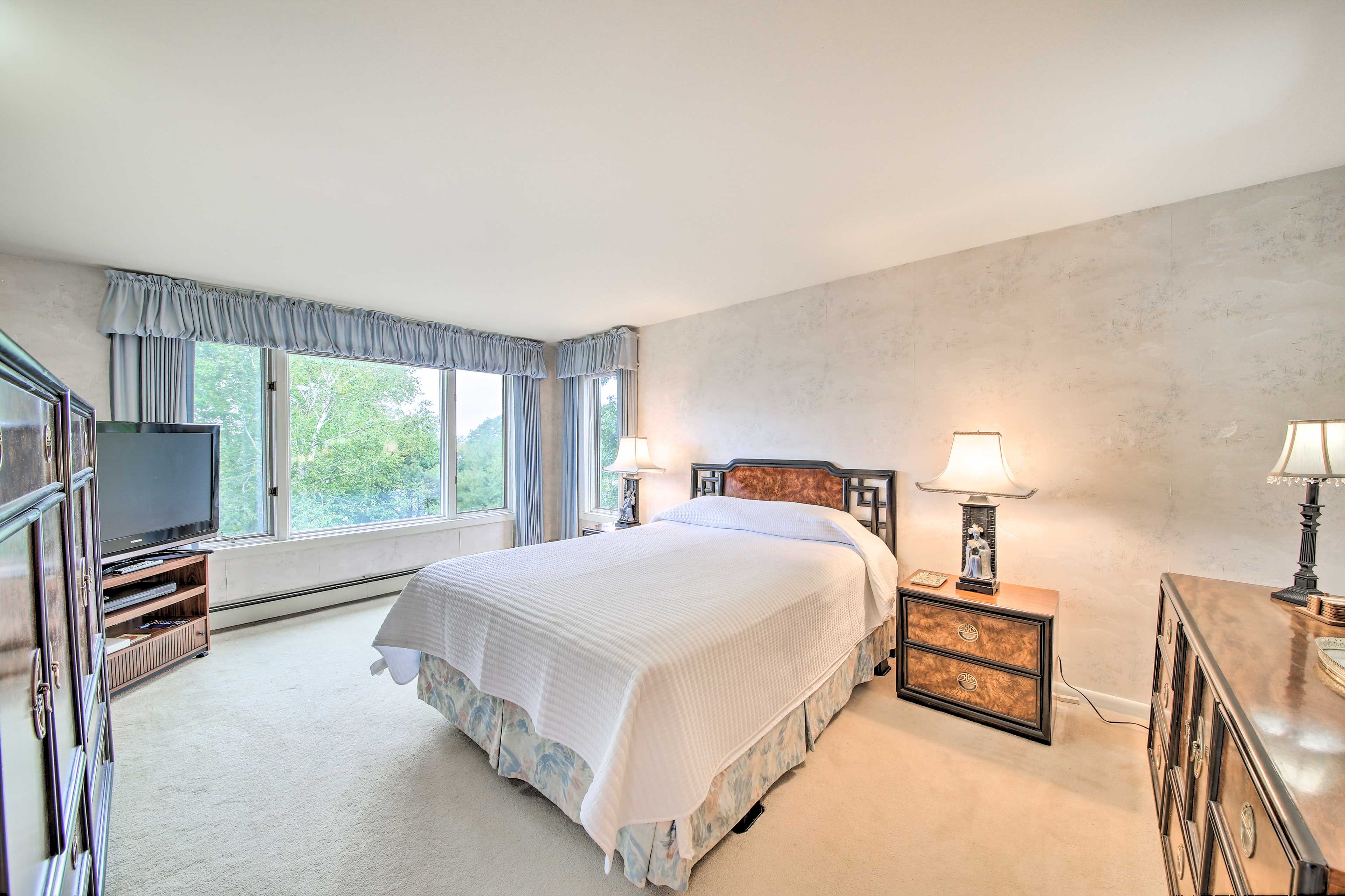Bedroom 1 | Queen Bed | 1st Floor