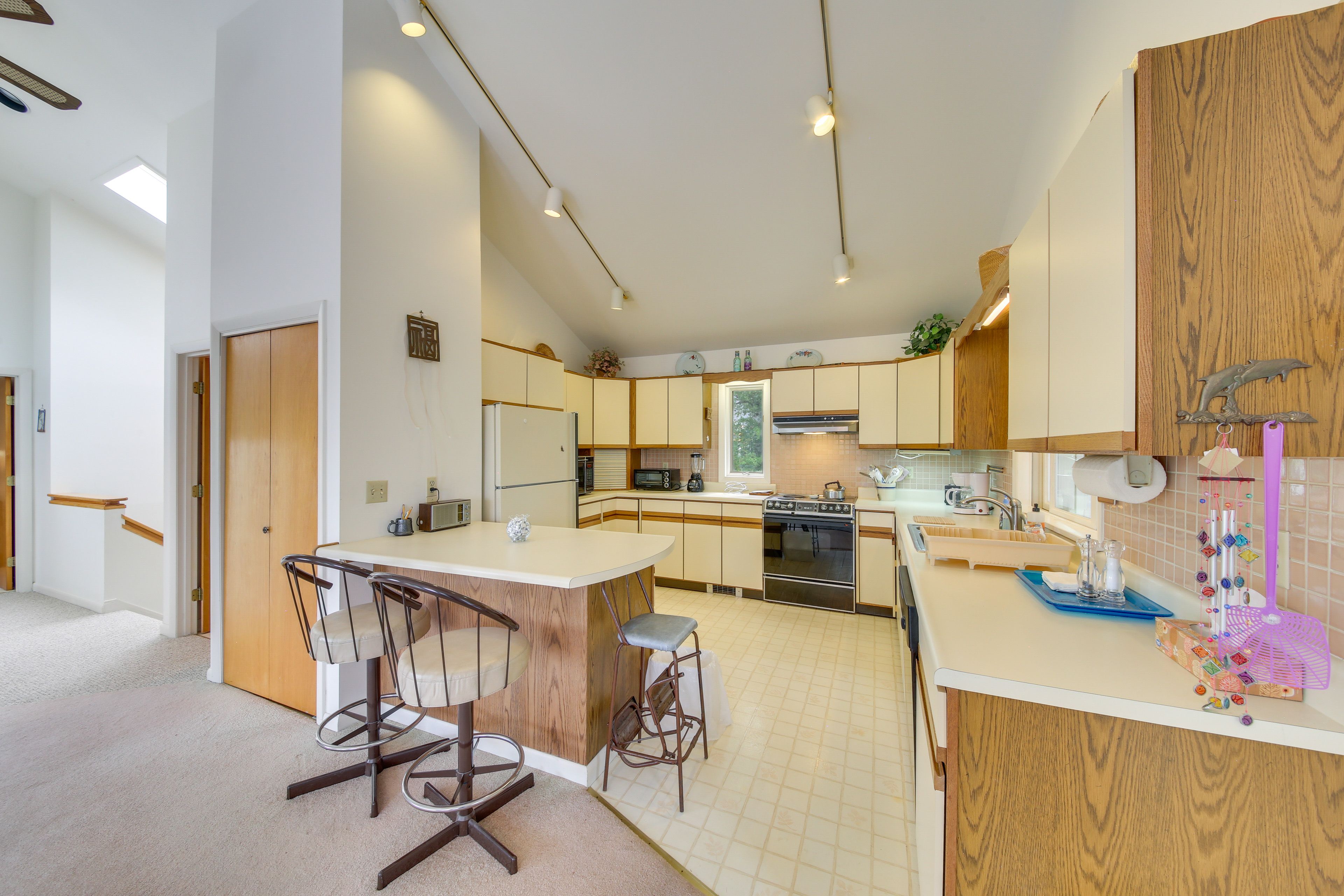 Fully Equipped Kitchen | Cooking Basics Provided | Keurig Coffee Maker