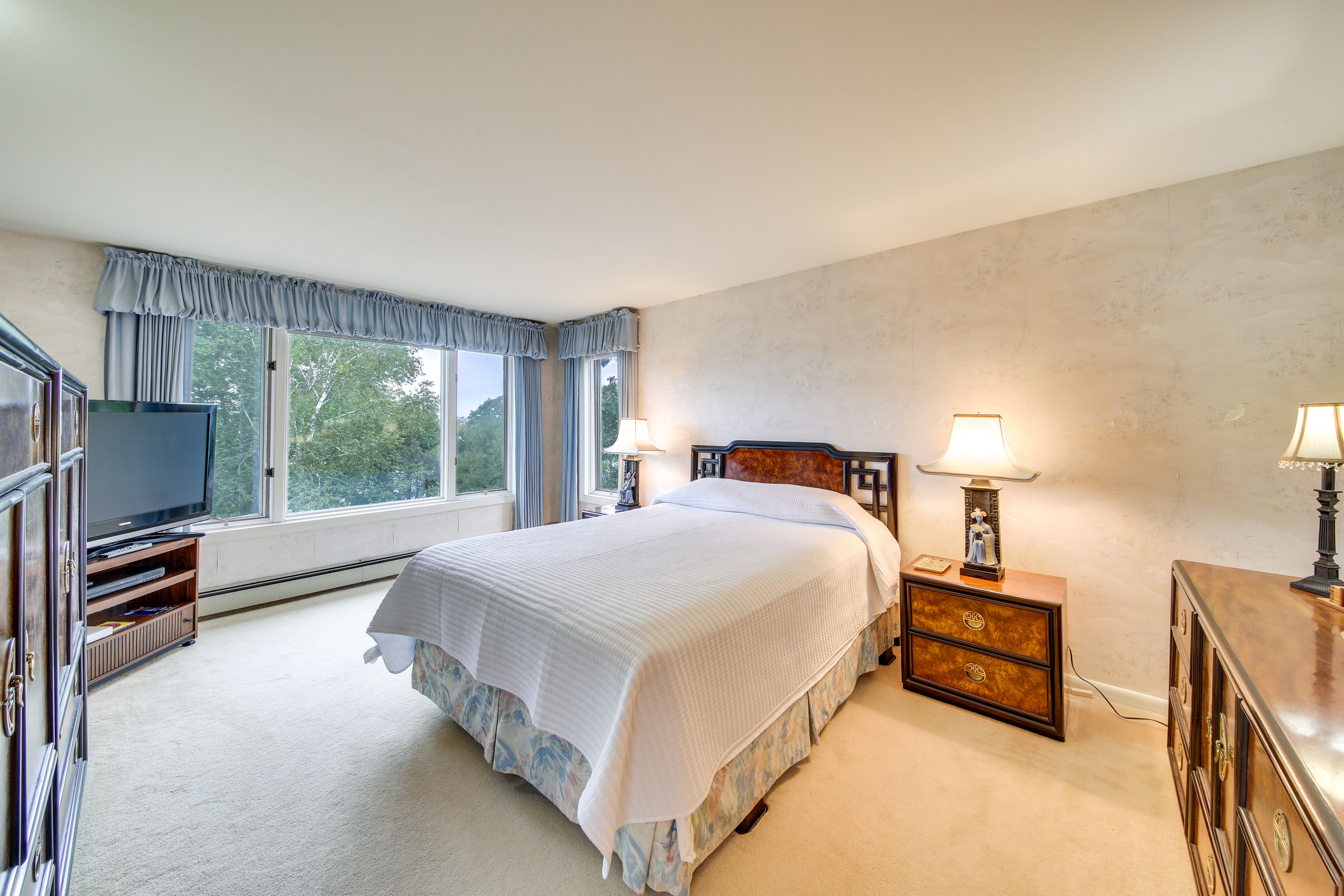 Bedroom 1 | Queen Bed | 1st Floor