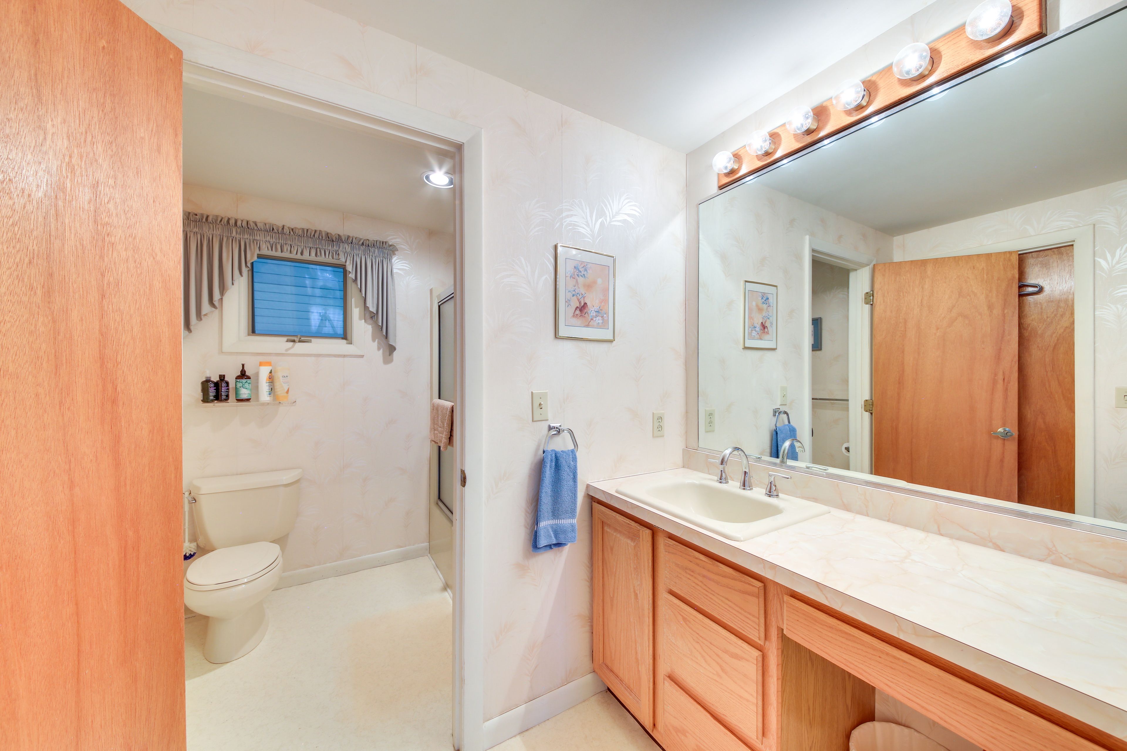 En-Suite Bathroom | Towels Provided