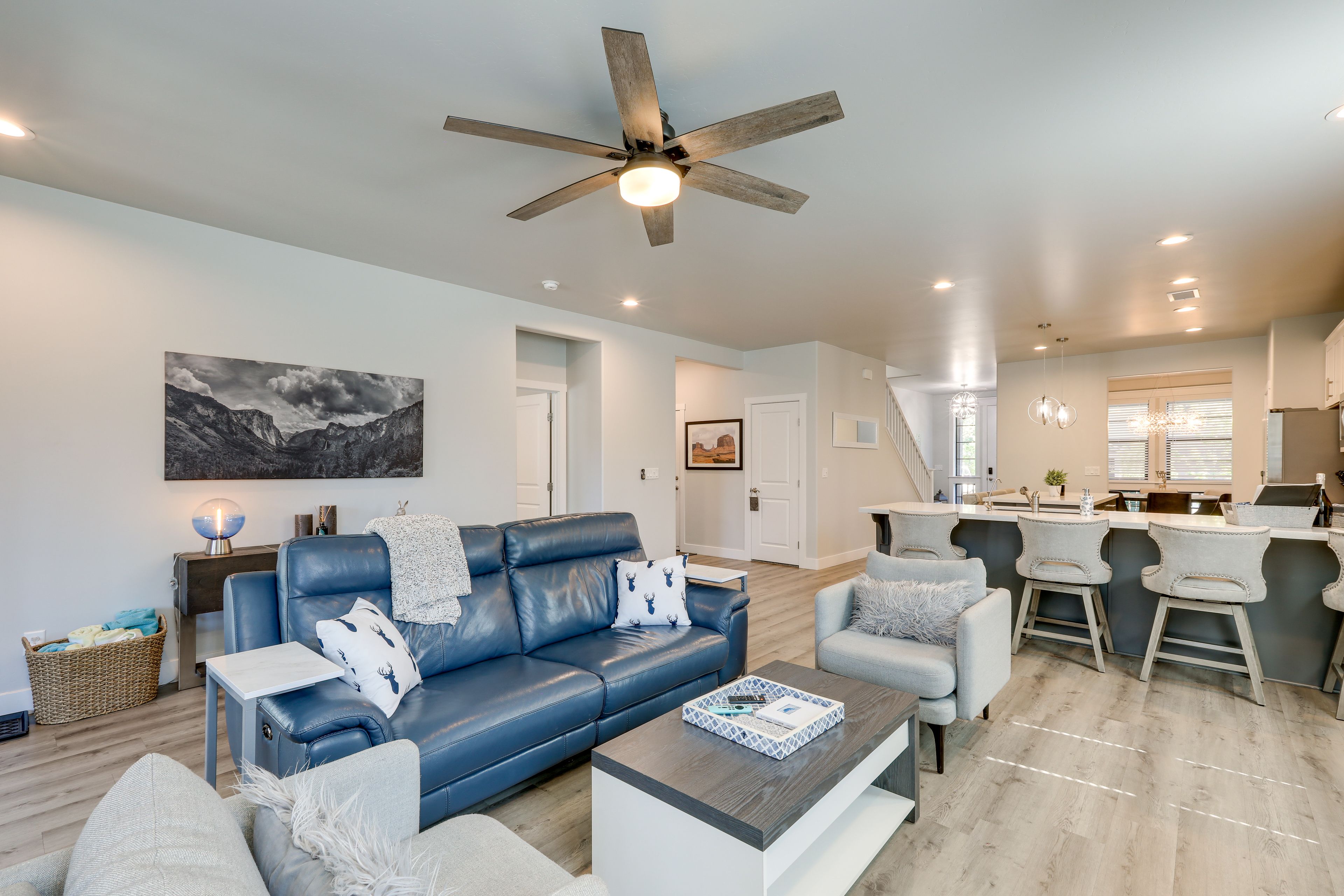 Living Room | Free WiFi | Smart TV | Gas Fireplace | Central A/C