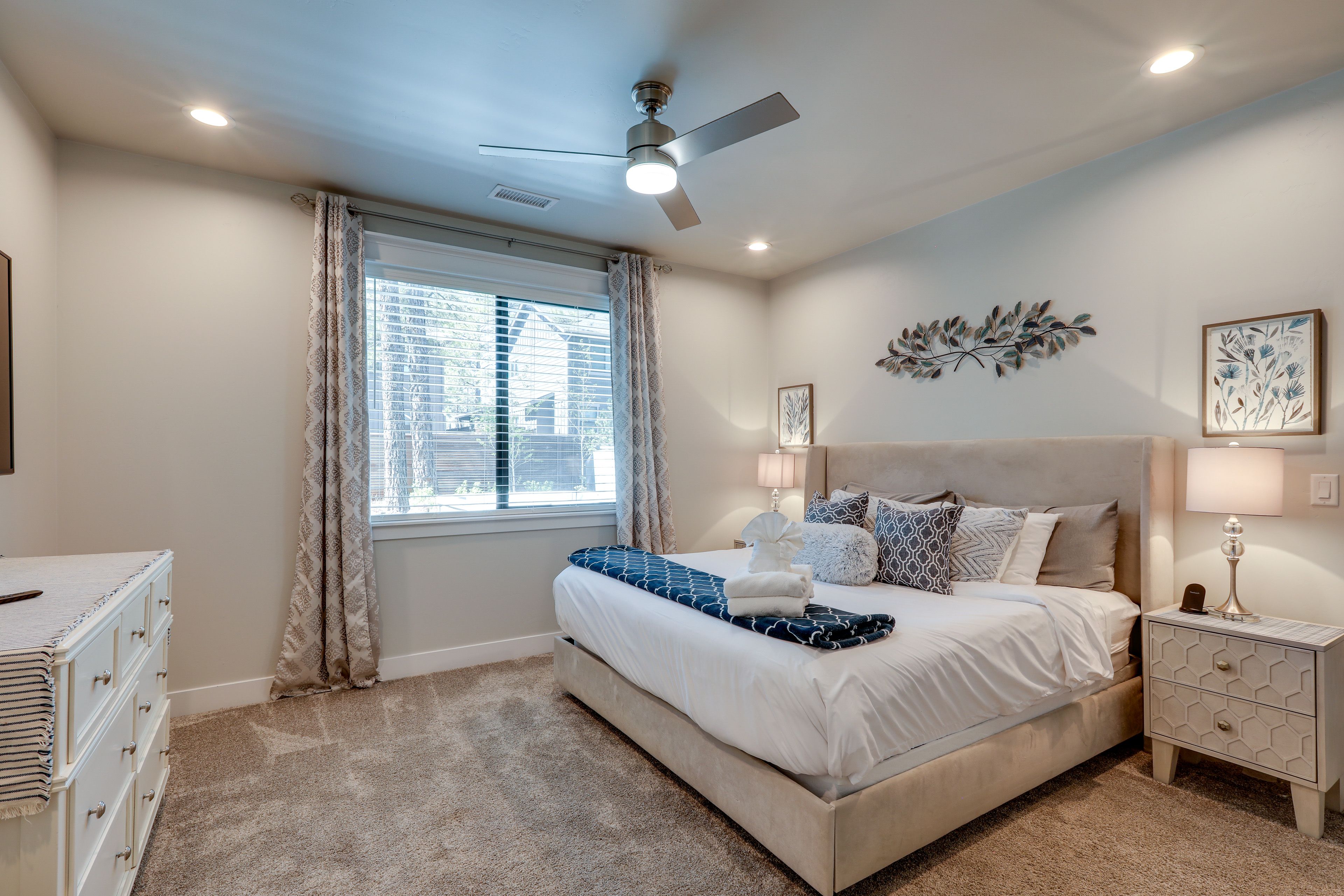 Bedroom 1 | King Bed | Smart TV | En-Suite Bathroom