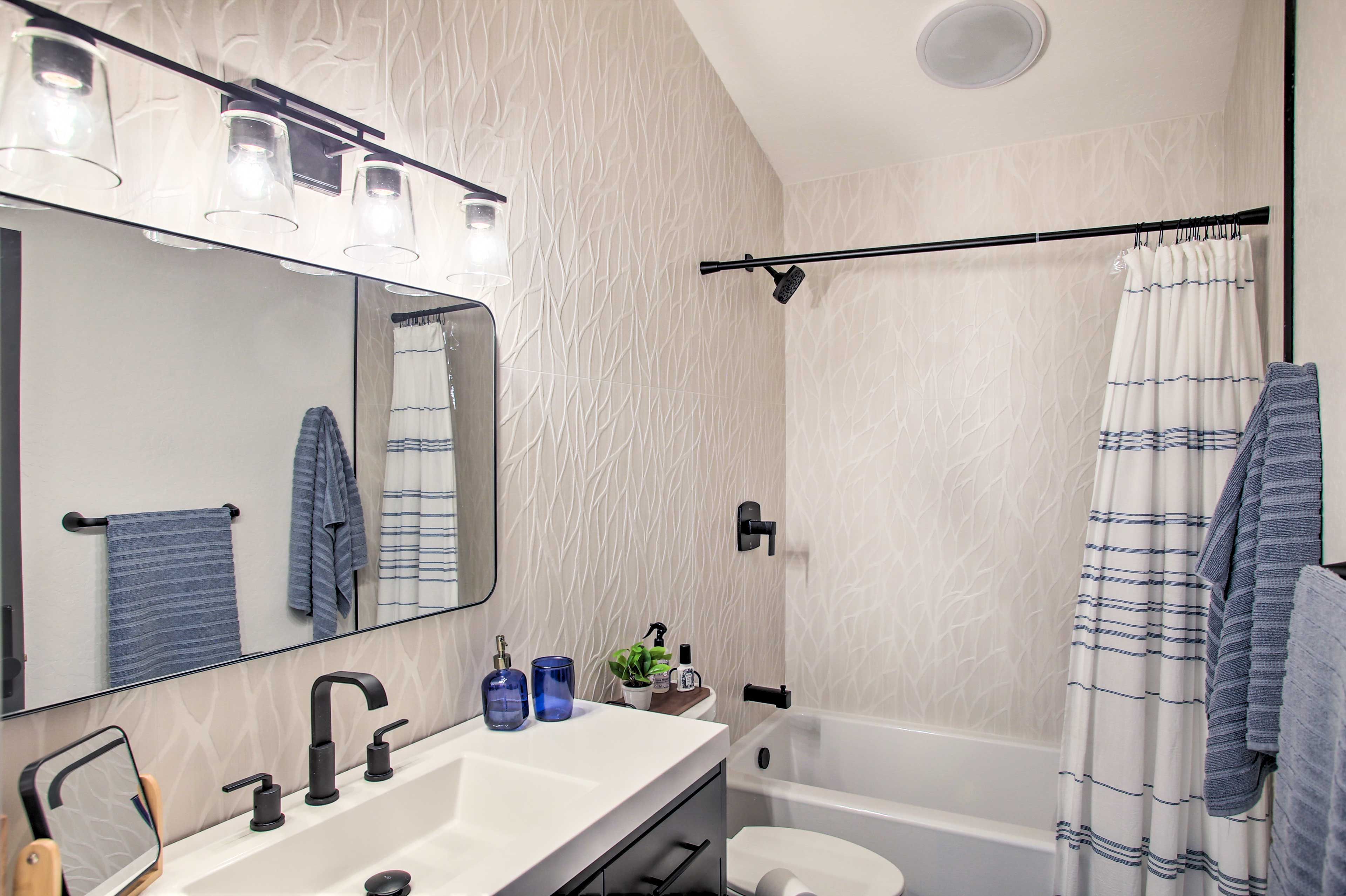 Full Bathroom | Complimentary Toiletries