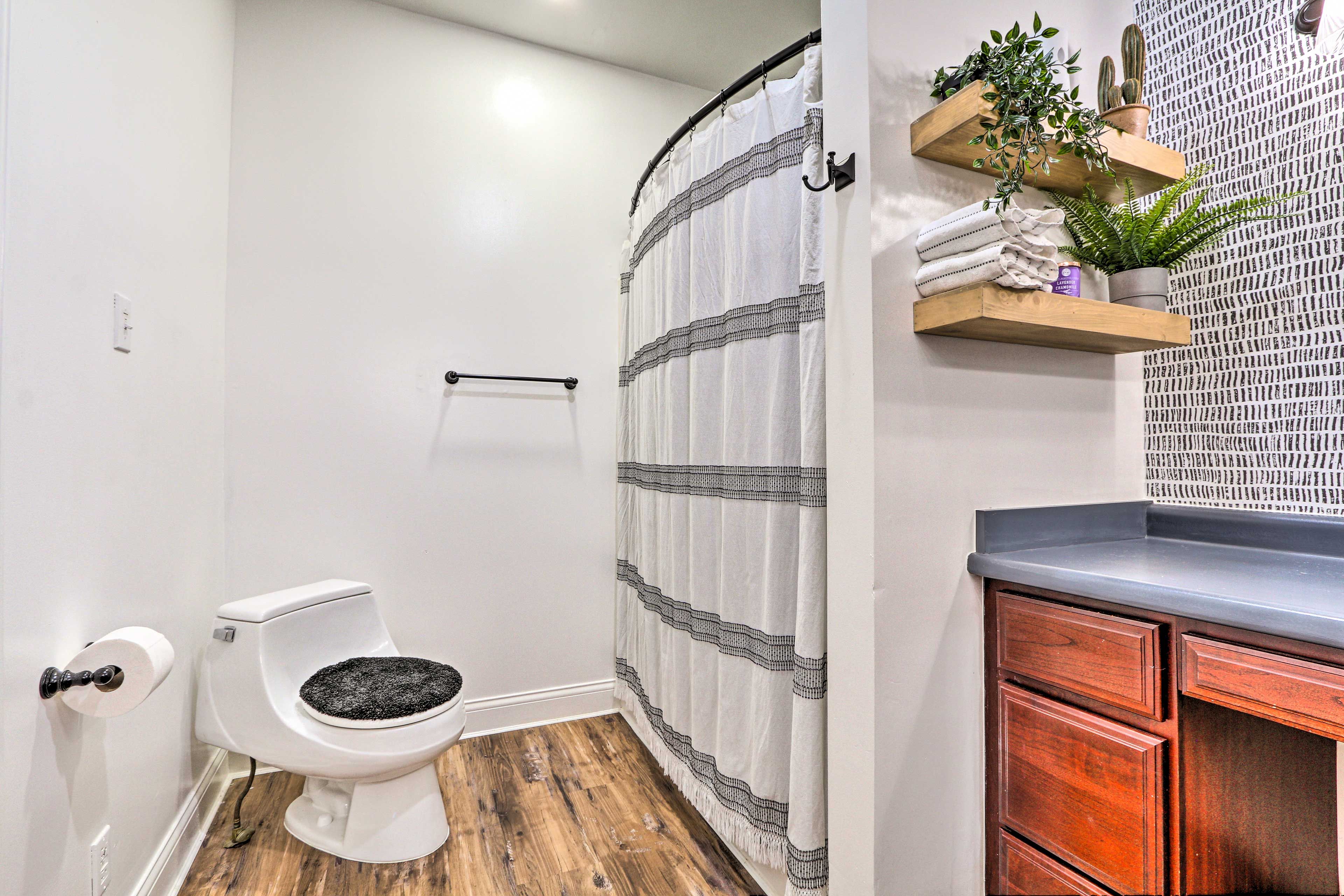 En-Suite Bathroom | Linens & Towels Provided
