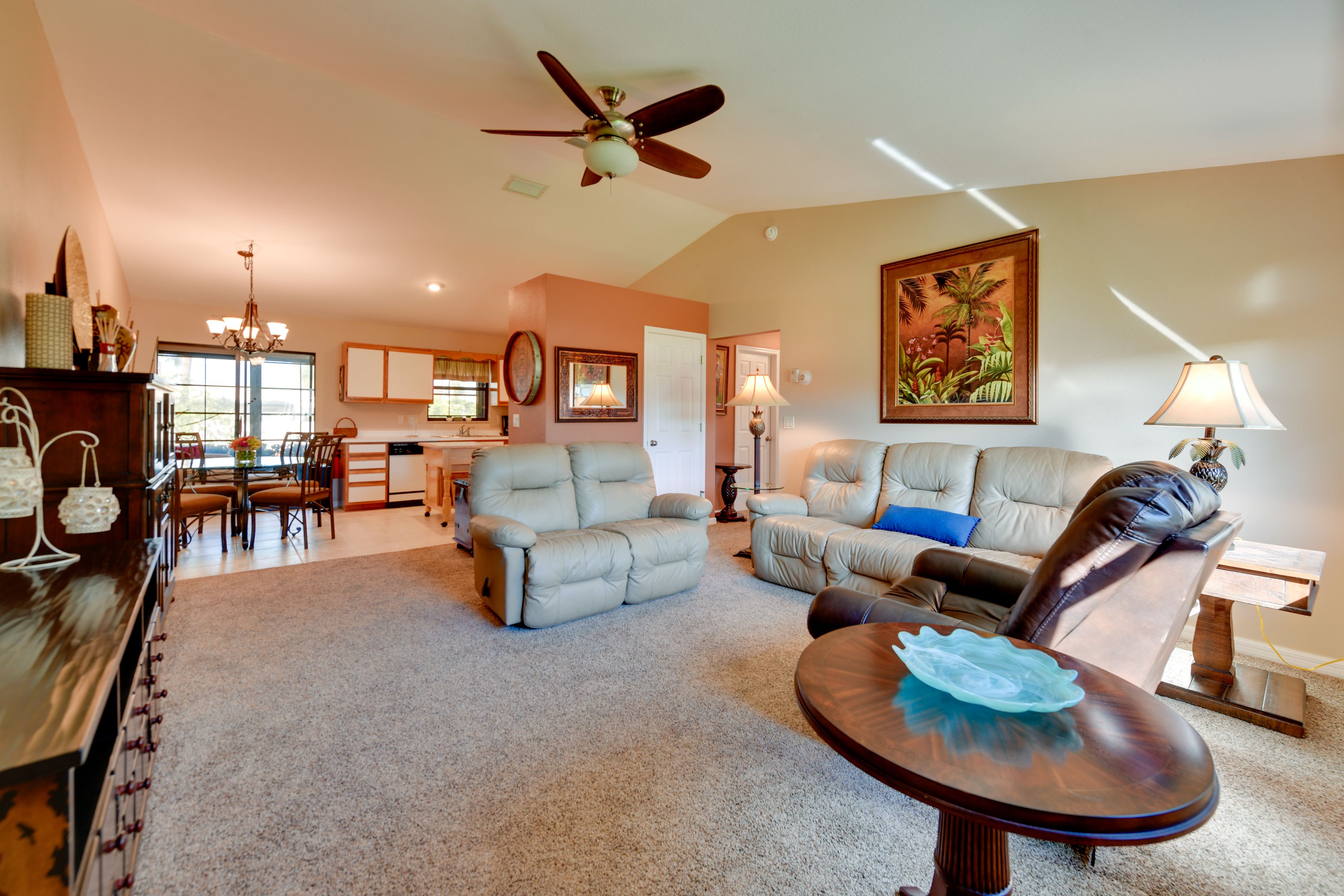 Living Room | Free WiFi | Central A/C | Smart TV