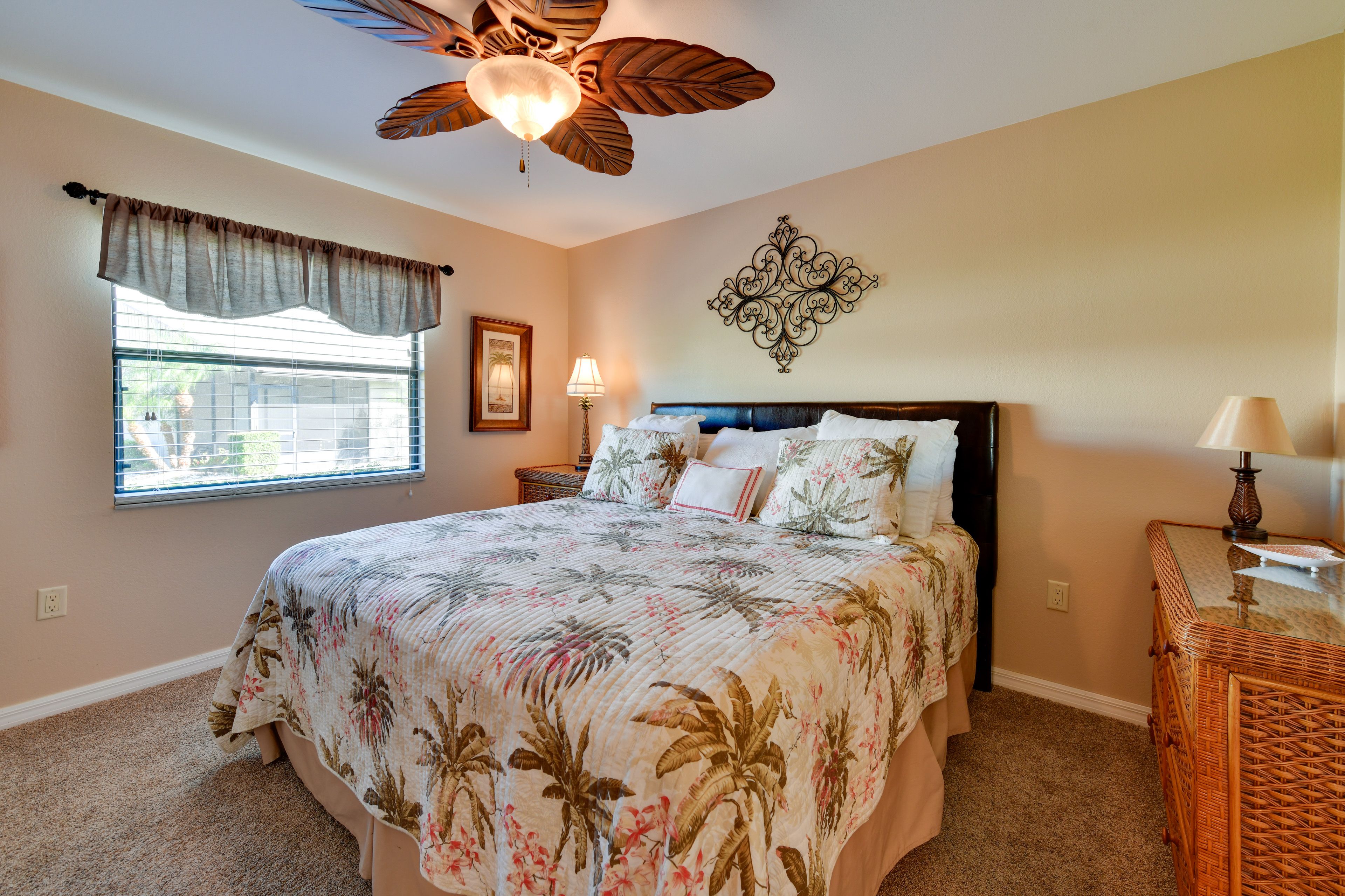 Bedroom 2 | Queen Bed | Smart TV | En-Suite Bathroom