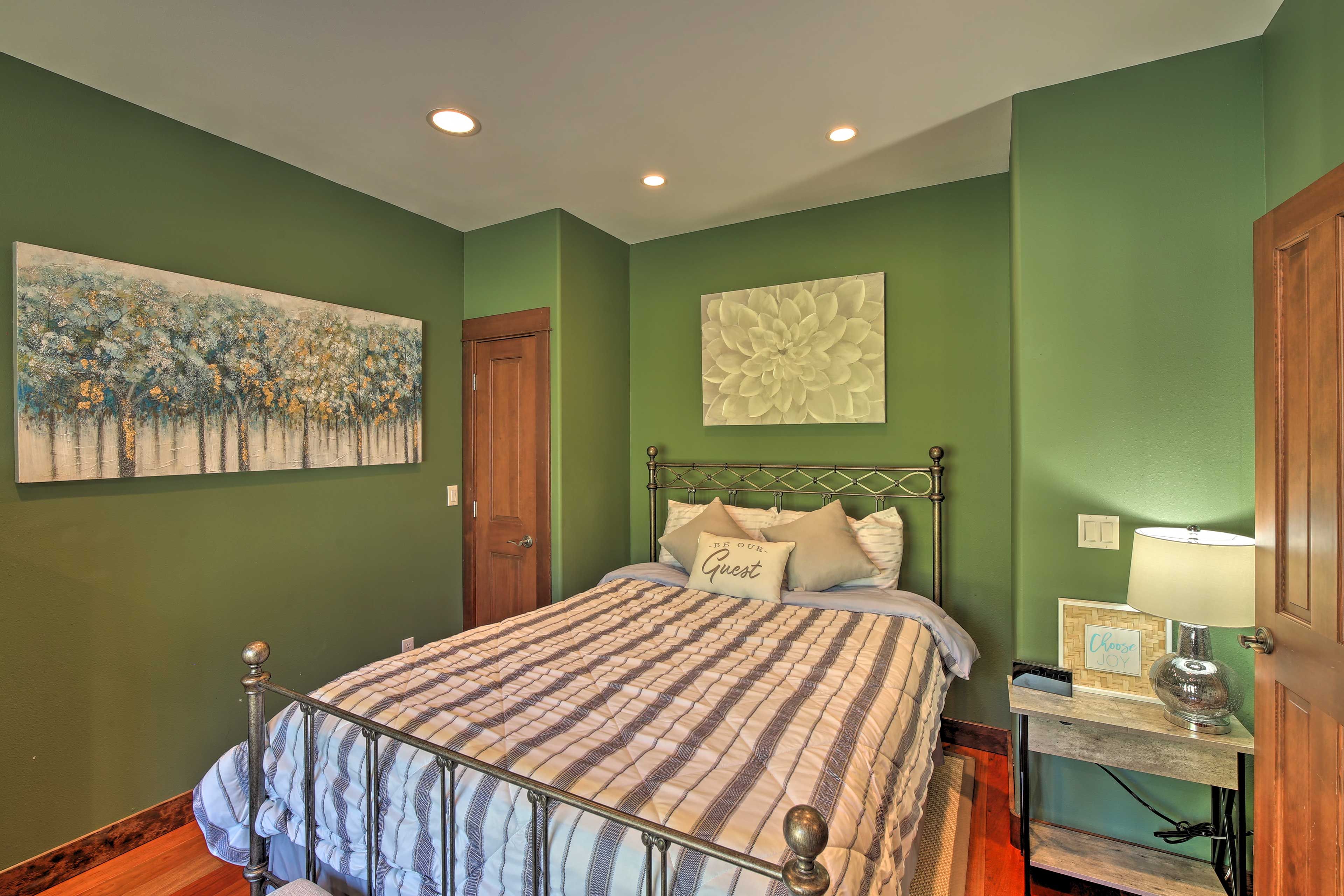 Bedroom 4 | Queen Bed | 1st Floor